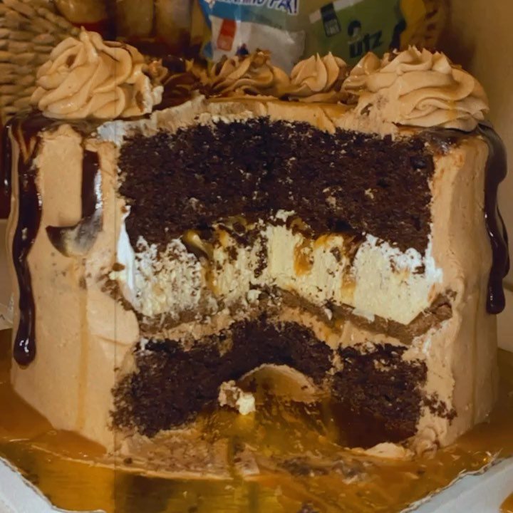 My dad loves those little turtle chocolates.. so for Father’s Day he got a chocolate cake w| turtle’s cream pie in the middle & hot fudge + caramel drizzled ๐ค๐ซ
He loved it ๐ฅฐ