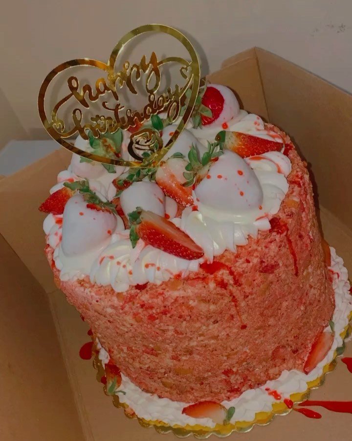 By far my most popular cake!
Strawberry Crunch with Fresh Strawberry Cheesecake in the Middle ๐