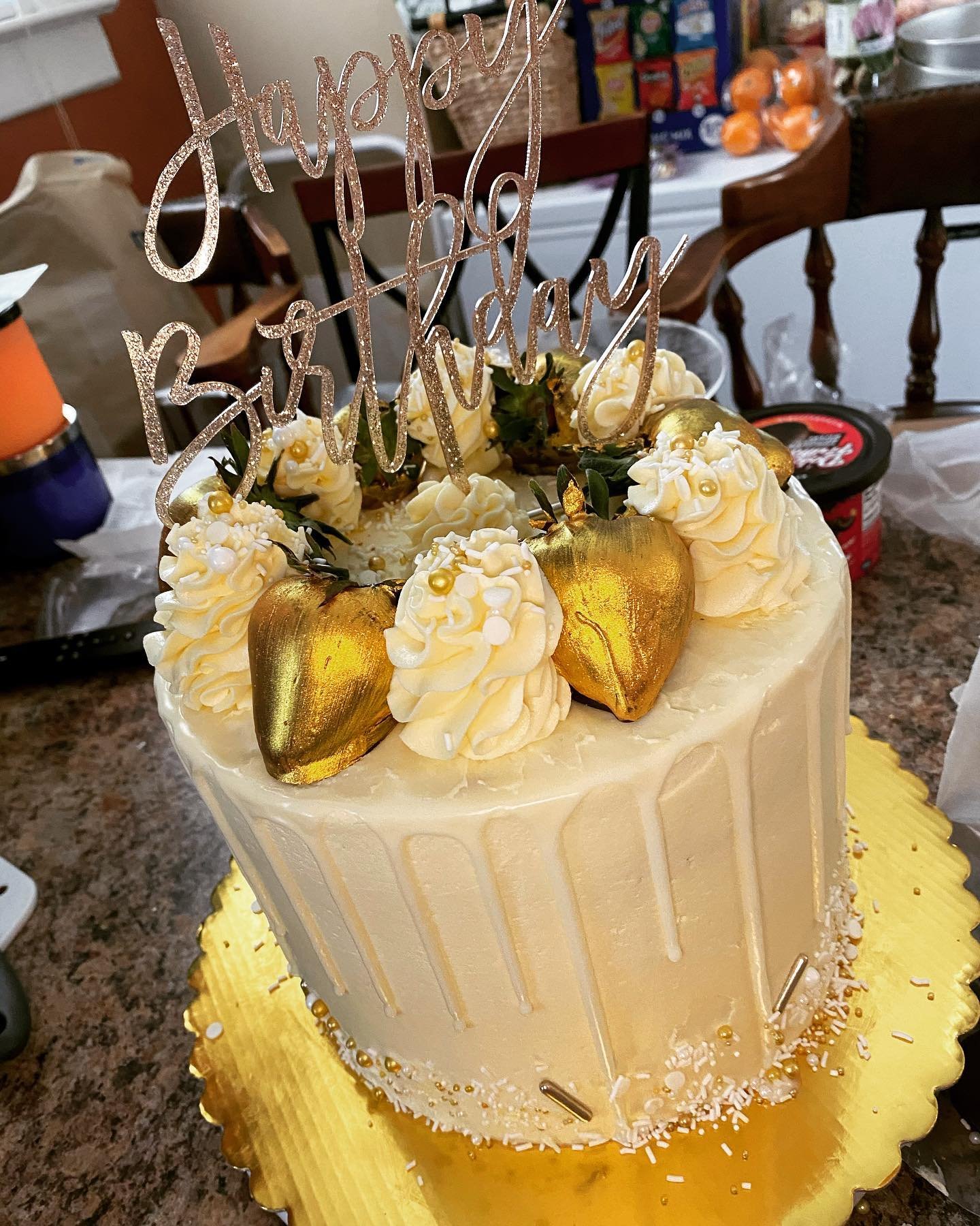 Making lemon icing white was a task but I got it done ๐๐ค
8” Lemon Cake with Lemon Icing & Chocolate Covered Strawberries Dipped in Gold โจ