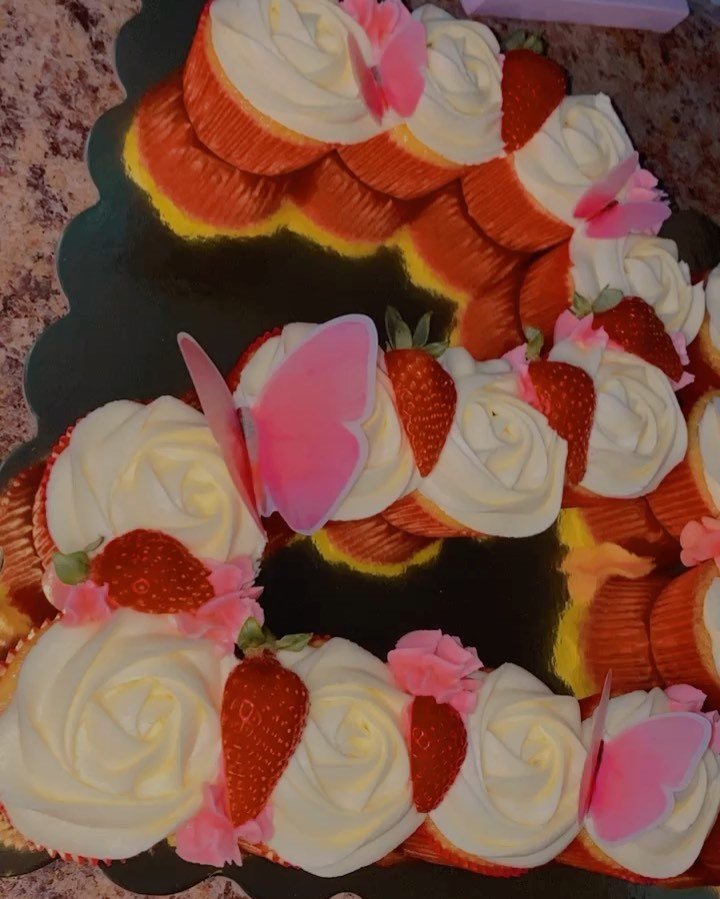 Yellow & Snickerdoodle Cupcakes into Number 20 for the birthday girl โฃ๏ธ