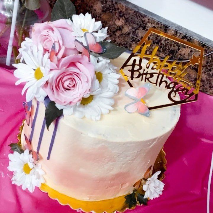 Lemon Cake w| Vanilla & Strawberry Buttercream ๐๐
#customcakes #customcakesbaltimore #baltimorecakes #bmorecakes #baltimore #baltimorebaker #vanillabuttercream #dippedstrawberries #roundcakes #marylandcakes #birthday #birthdaycakes #birthdayca