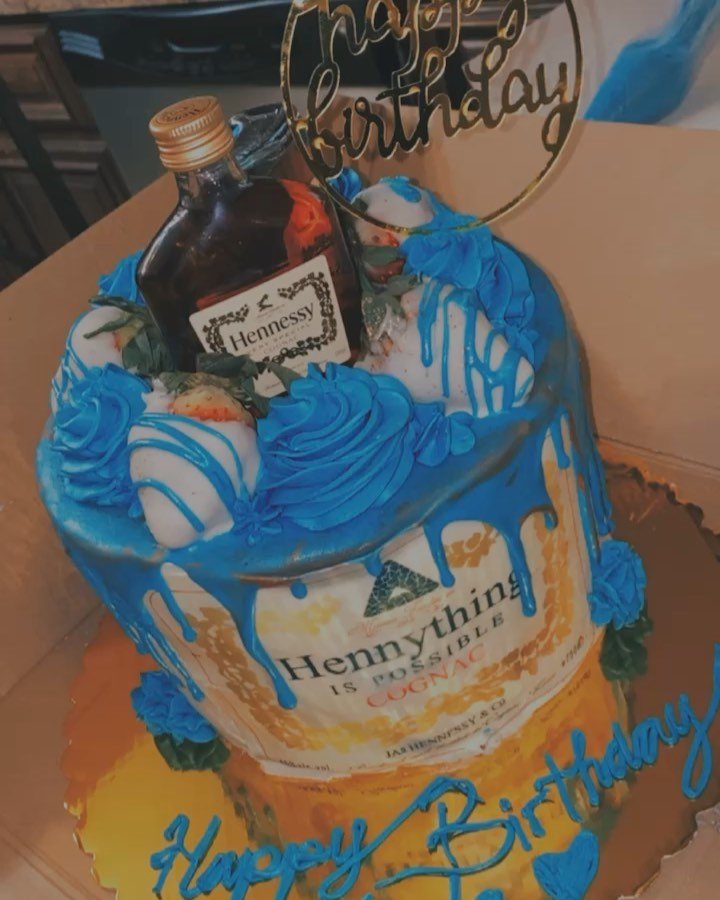 Hennything is Possible โผ๏ธ
Vanilla Cake w| Vanilla Buttercream w| a dash of Hennessy!
SIDE NOTE: Labels are by request! Must request when inquiring.
#baltimorecakes #bmorecakes #baltimore #baltimorebaker #vanillabuttercream #dippedstrawberries #rou