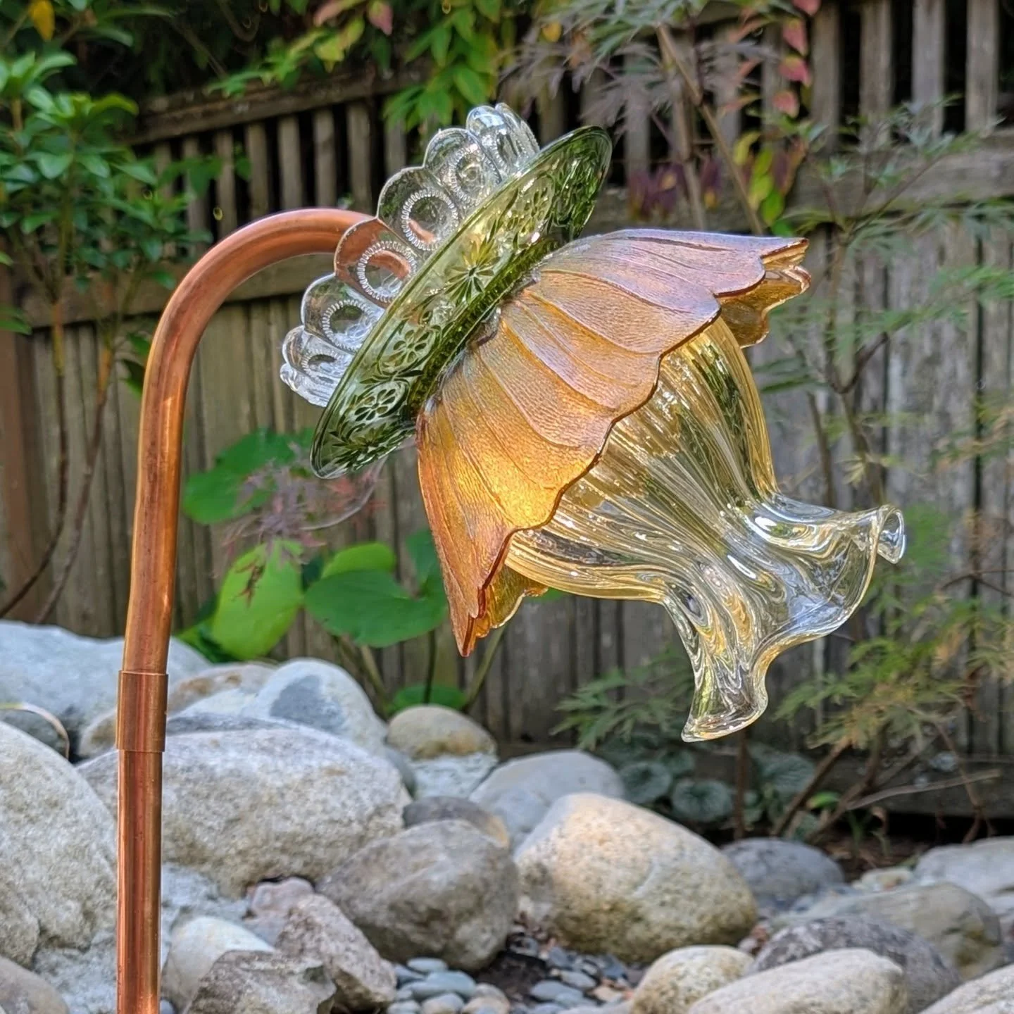 Green and gold blooming at Flower to the 2nd Power.  Shop link in bio. 

Learn more at www.flowertothe2ndpower.com

As always, 10% donated to animal welfare charities 🐶😻💜

#flowertothe2ndpower #vintagegarden #vintageglass #animalrescue #upcycleart