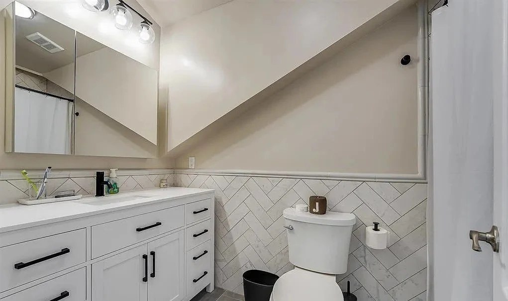 Bathroom (2).jpg