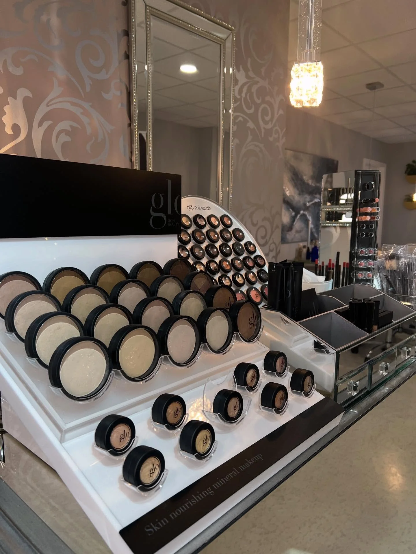 Have you book your holiday makeup?💄

The holidays are quickly approaching which means festivities are filling up the calendar!

Office parties, family gatherings or New Year&rsquo;s Eve parties, let us take the stress out of your holiday glam✨

Book