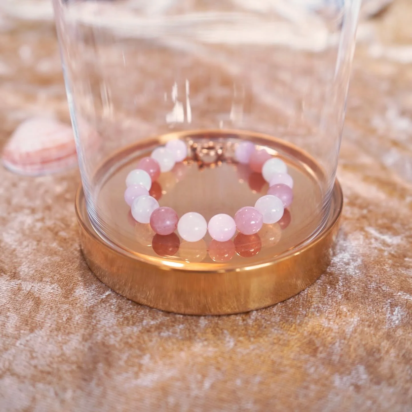 🎞️ Janvier ✨
1- Toujours des bijoux cosmiques 
2- La magie 🪄 de la montagne pour se ressourcer et manifester le BEST pour 2026 
3- Dire vraiment au revoir &agrave; 2025 et festoyer comme il se doit avec ceux que j&rsquo;aime 
4- Cr&eacute;er des Bi