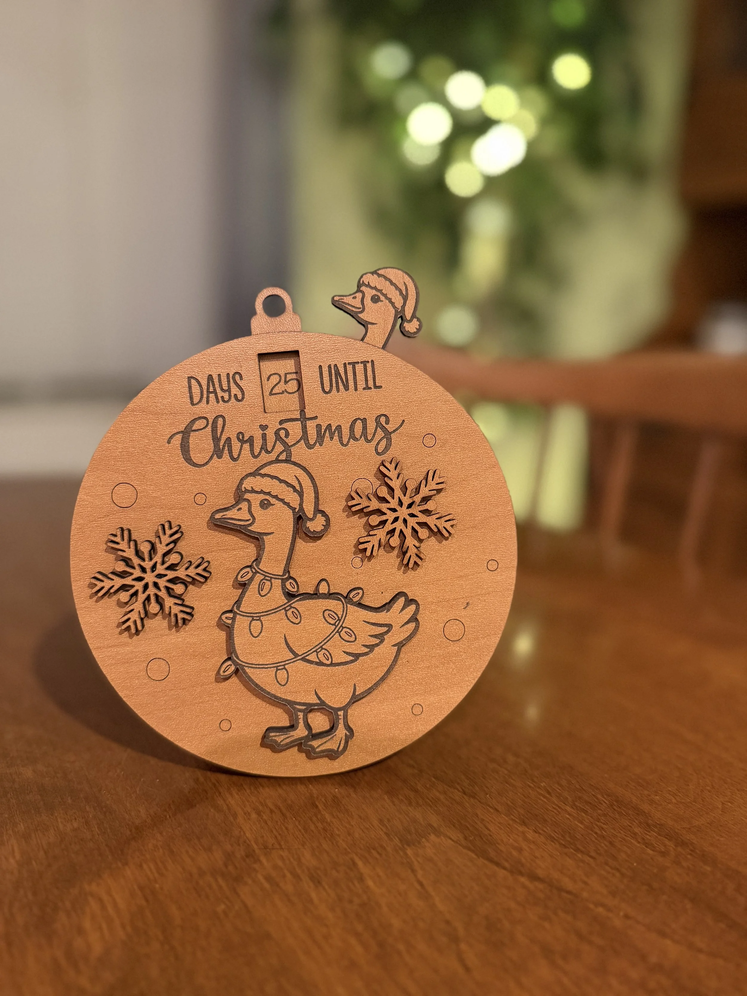 Countdown to Christmas with this 5" wide cherry ornament. Rotating the duck's head changes the number of days remaining until Christmas Day.