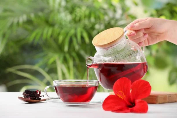 Glass of hibiscus tea rich in antioxidants, a natural night-time drink that reduces bloating and supports fat metabolism.