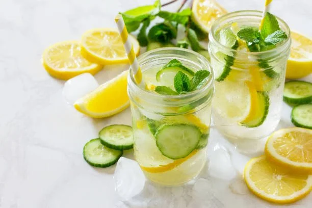 Assortment of homemade fat-burning drinks made with lemon, ginger, mint, and herbs for nighttime weight loss support.
