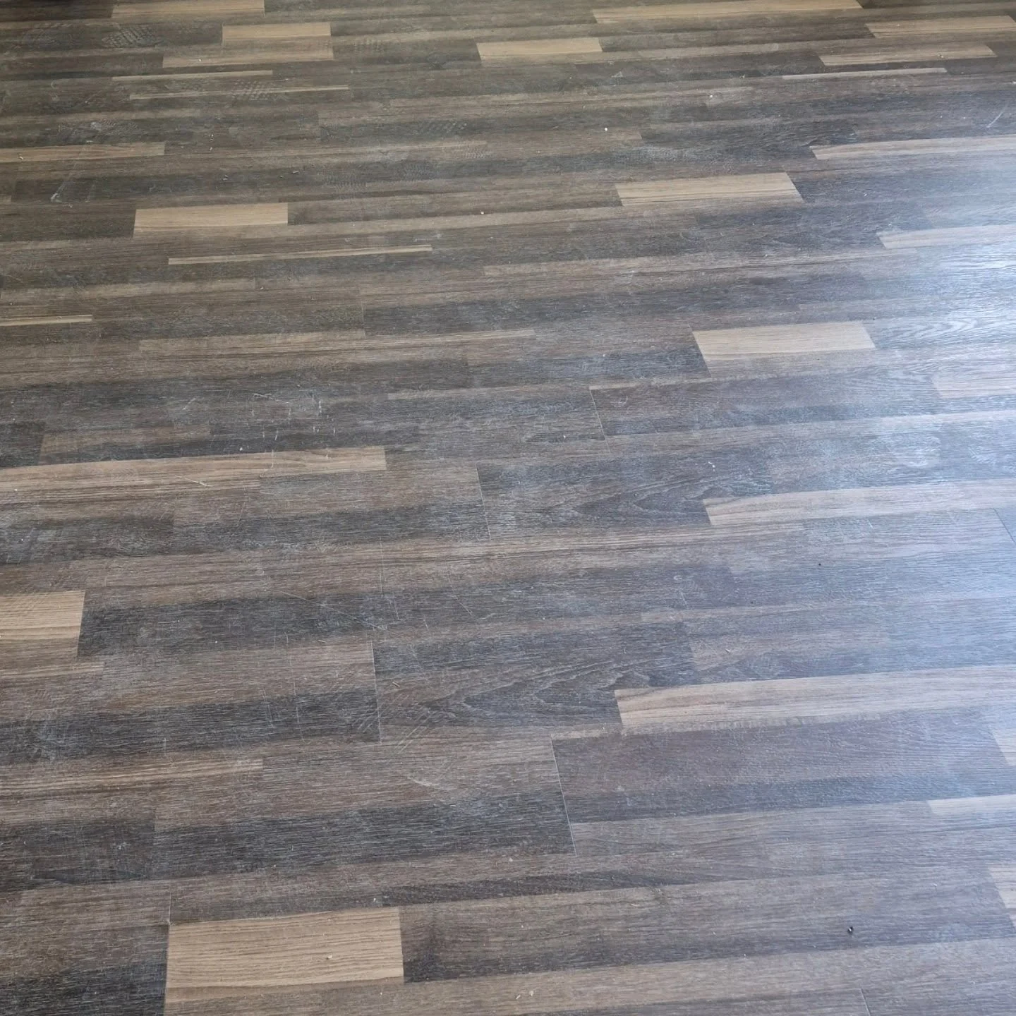 Clean &amp; shine floors✔️
Clean bathrooms✔️
Clean kitchen ✔️

A clean customized to the clients specific needs! ✨️

#housecleaning  #beforeandafter #customcleaning #moveoutcleaning #nampaidaho