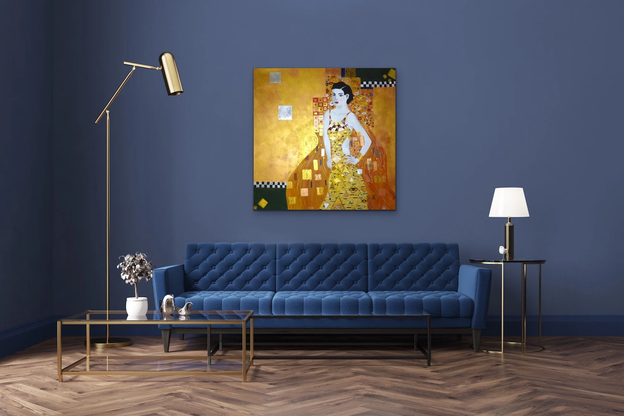 Modernes Wohnzimmer mit blauer Wand, blauer Sofa, goldenen Stehlampe, Tischlampe, Kunstwerk von Gustav Klimt und Holzparkett.