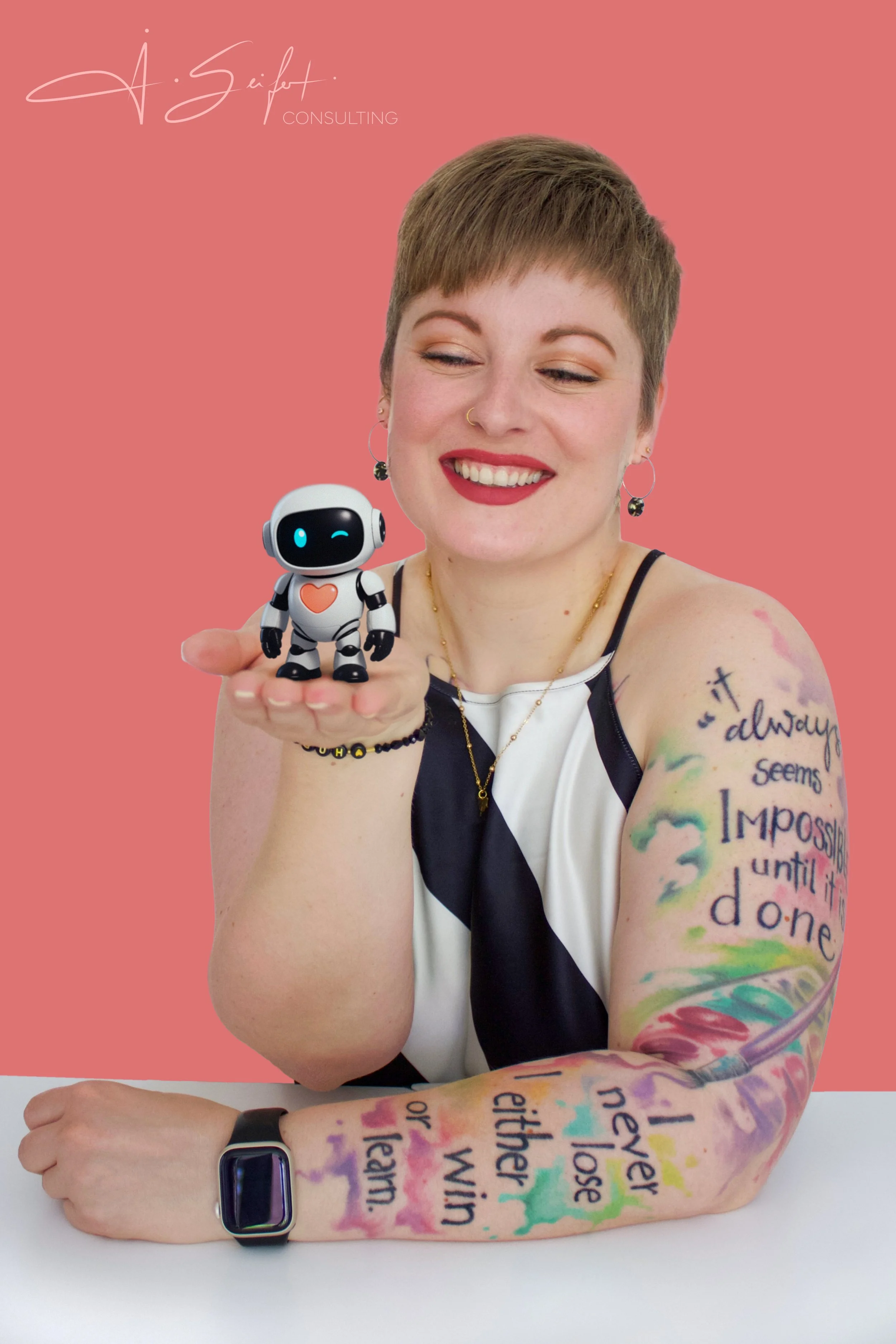 Eine lachende Frau mit kurzhaarigem Haarschnitt hält eine kleine Roboter-Figur in ihrer Hand. Sie trägt bunte Tattoos auf beiden Armen, eine schwarze Smartwatch und hat Piercings. Der Hintergrund ist rosa. Oben links ist die silberne Unterschrift »A. Seift« mit dem Wort »Consulting«. Die Frau trägt ein schwarzes und weißes Top.