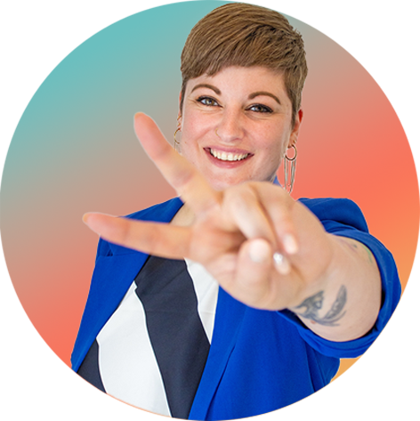 Eine fröhliche Frau mit kurzem Haar macht eine Peace-Zeichen mit ihrer Hand vor der Kamera, im Hintergrund ein Farbverlauf von Türkis bis Orange.