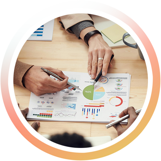 Menschen analysieren Diagramme und Grafiken auf einem Bericht auf einem Holztisch, um Business-Daten zu besprechen.