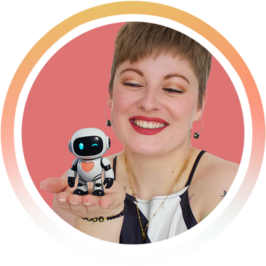 Junge Frau mit kurzen Haaren hält einen kleinen Roboter in der Hand, beide lächeln. Der Hintergrund ist rosa.