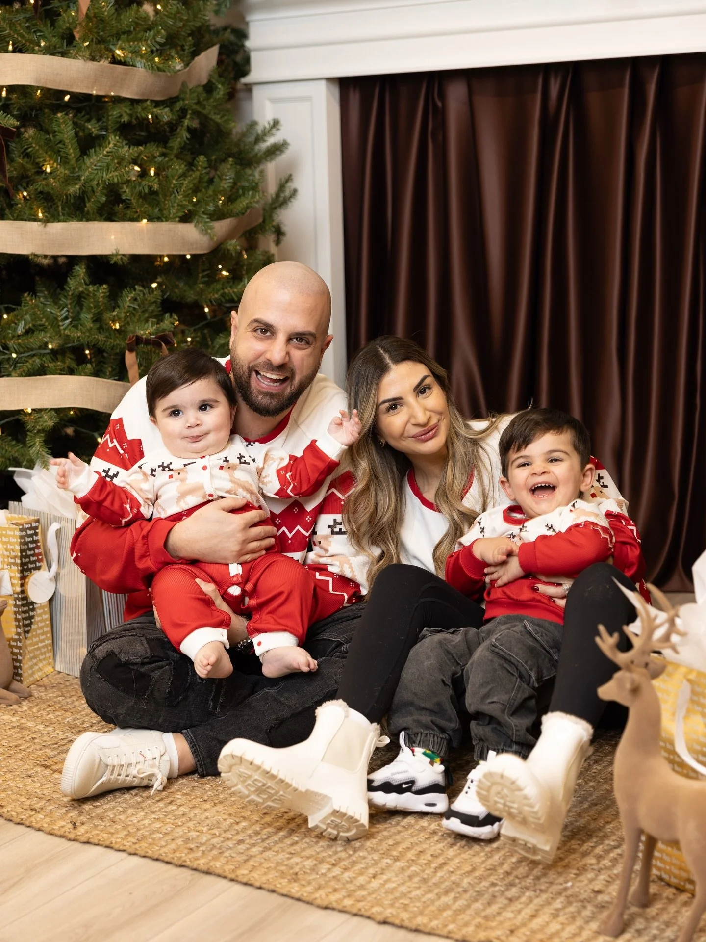 Family, laughter, and a little Christmas magic 🎄✨
Grateful to capture these moments that become memories forever.
Holiday season is officially here 🎅🏼

Studio @maisonlior 
Photographer @mnaji_photo 

@tutunjiantaline @mortgagesbygab 

Link in bio 