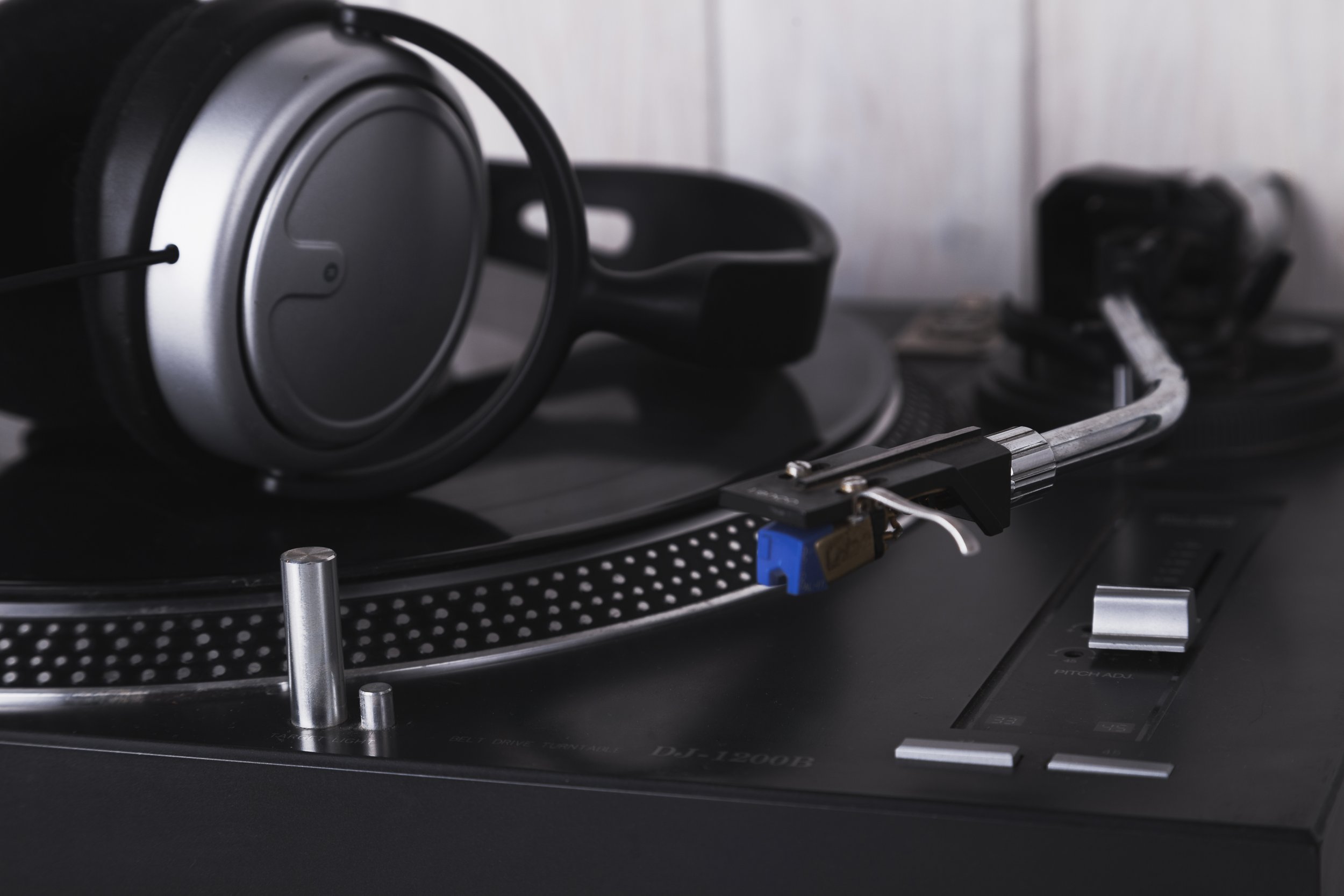 headphones-record-player.jpg