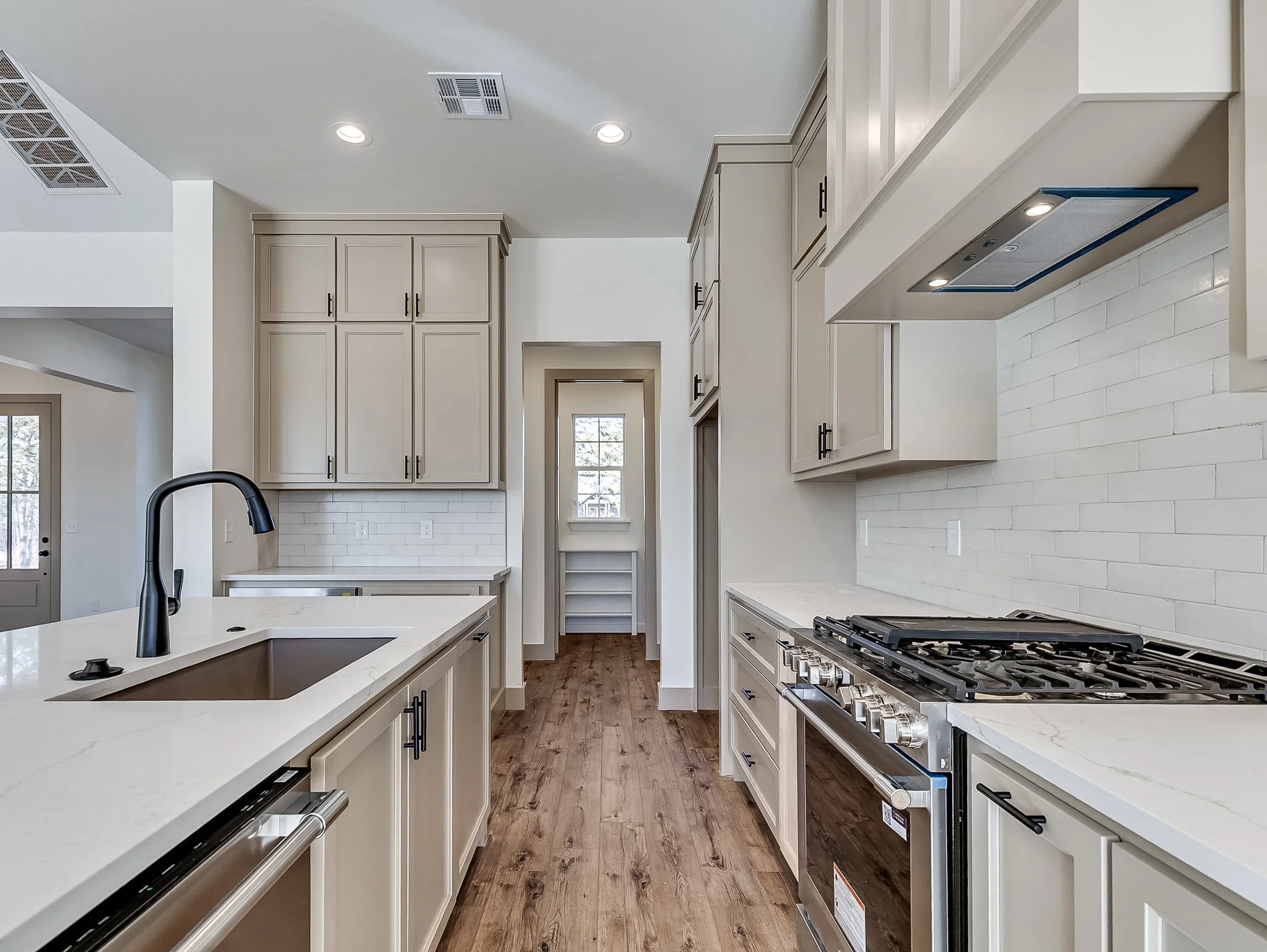 21200 Reserve Circle-25.jpg