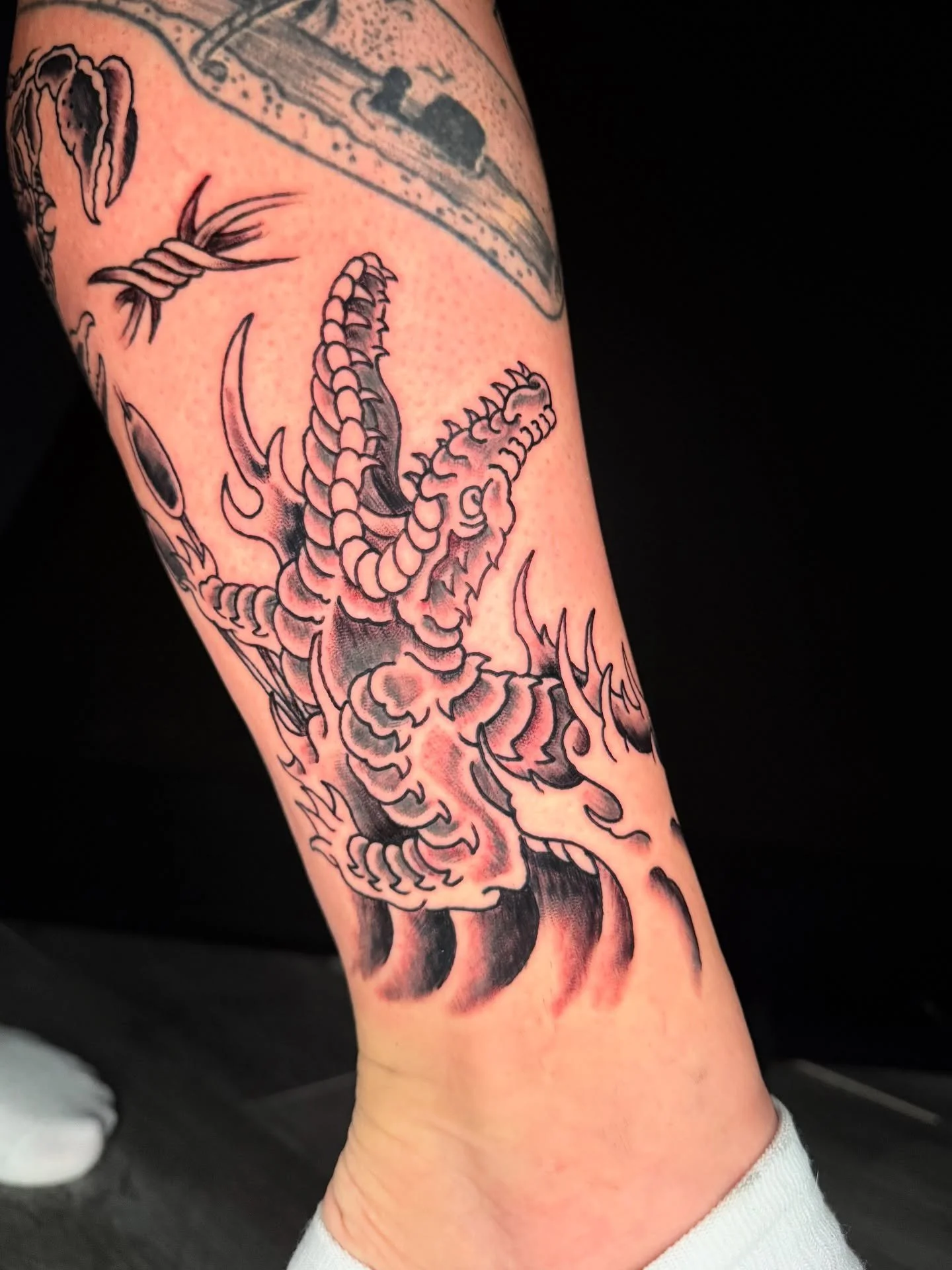 A few additions to Nicole&rsquo;s patch work leg sleeve. Croc and scorpion are stenciled and fresh. Barb wire was freehand and fresh. Peony was stenciled and 3 weeks old.
.
#peony #crocodile #gator #scorpion #tattoo #tattooidea #traditionaltattoos #t