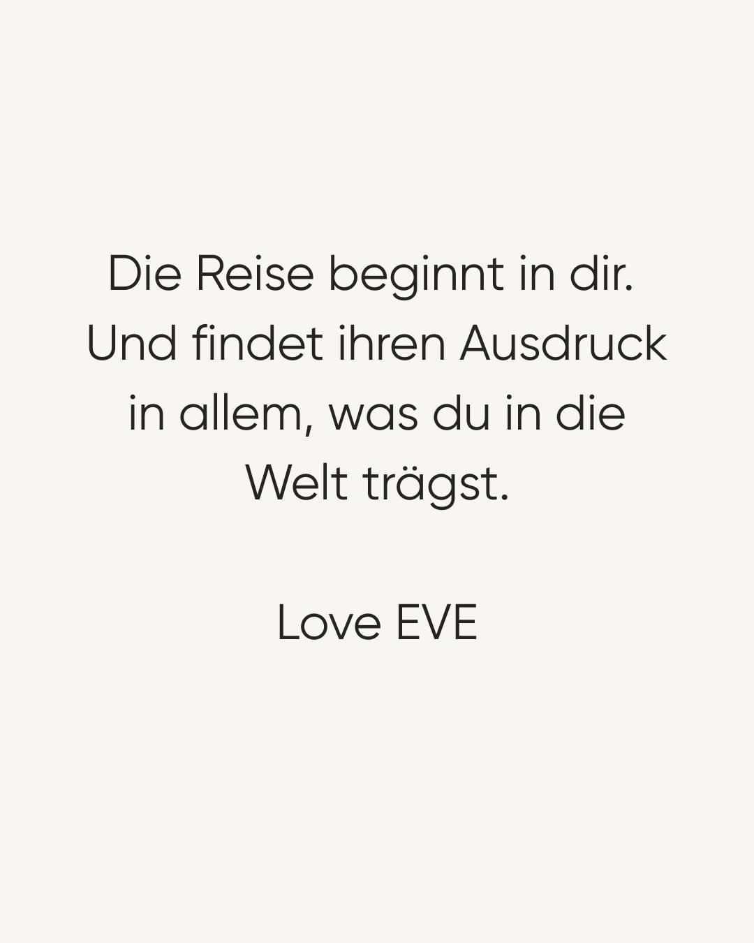 Starte deine Reise &mdash; jetzt.
Es gibt einen Teil in dir, der l&auml;ngst weiss, wer du bist.
Still. Klar. Unersch&uuml;tterlich.
Und doch wartet er darauf, dass du ihm Raum gibst.
Identit&auml;t entsteht nicht durch Druck.
Sie entsteht, wenn du d
