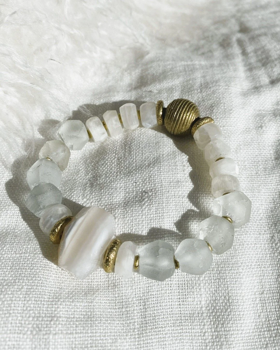 Das Leben ist laut.
Und manchmal so schnell, dass wir vergessen, 
wohin unsere Reise eigentlich f&uuml;hren soll.

Deshalb: trage dein Lieblingsst&uuml;ck. Jeden Tag.
Es soll dich t&auml;glich beim Anblick daran erinnern, wohin du willst.

Wenn du es