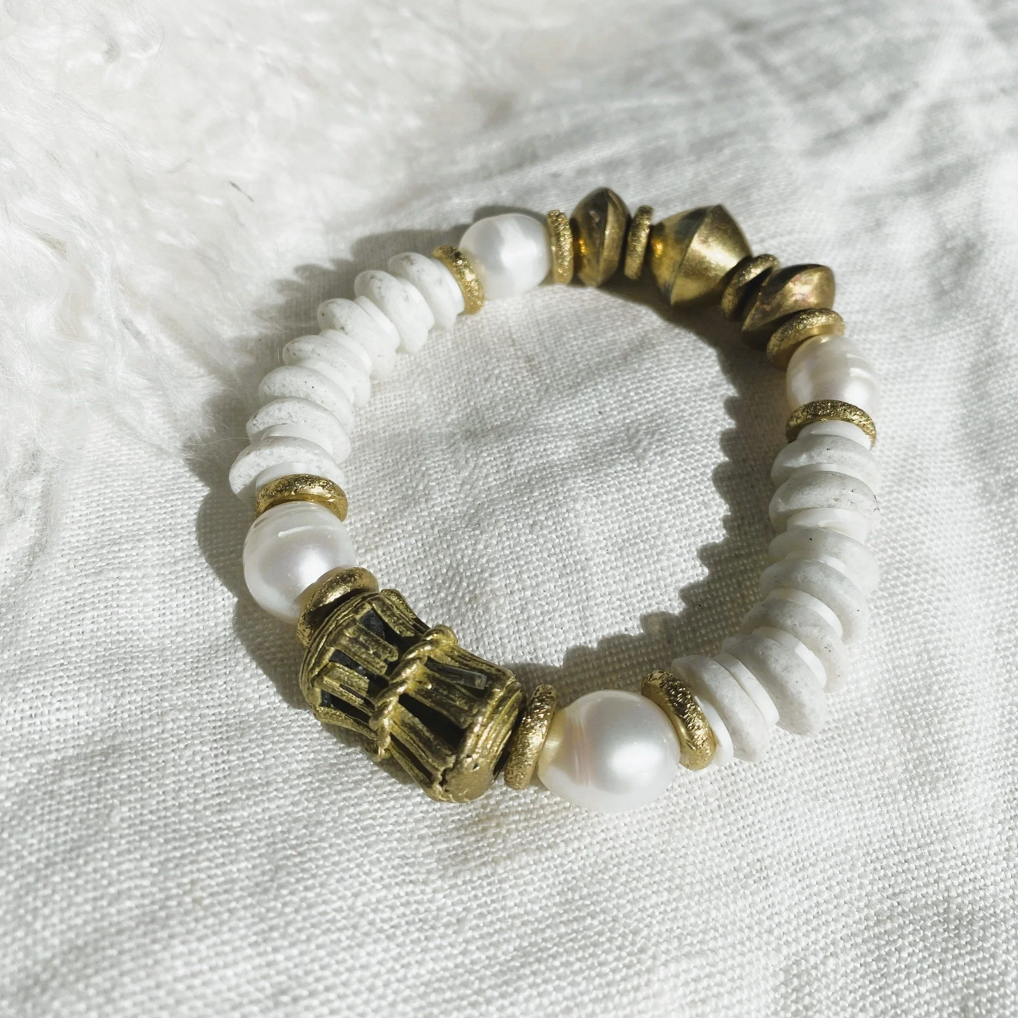 Das Leben ist laut.
Und manchmal so schnell, dass wir vergessen,
wohin unsere Reise eigentlich f&uuml;hren soll.

Deshalb: trage dein Lieblingsst&uuml;ck. Jeden Tag.
Es soll dich t&auml;glich beim Anblick daran erinnern, wohin du willst.

Wenn du es 