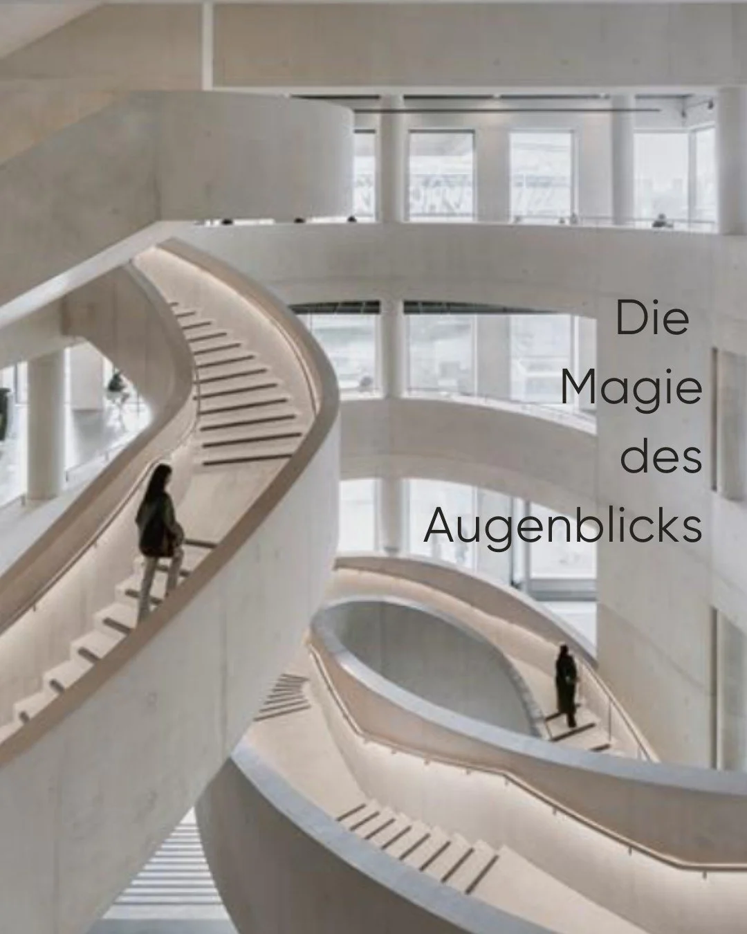 Die Magie des Augenblicks
Der Tag, an dem mir meine Mentorin den Prospekt des London College of Fashion reichte, ver&auml;nderte alles. G&auml;nsehaut. Kein Z&ouml;gern, kein Zweifel &ndash; ich wusste: Da will ich hin. Sechs Monate sp&auml;ter zog i