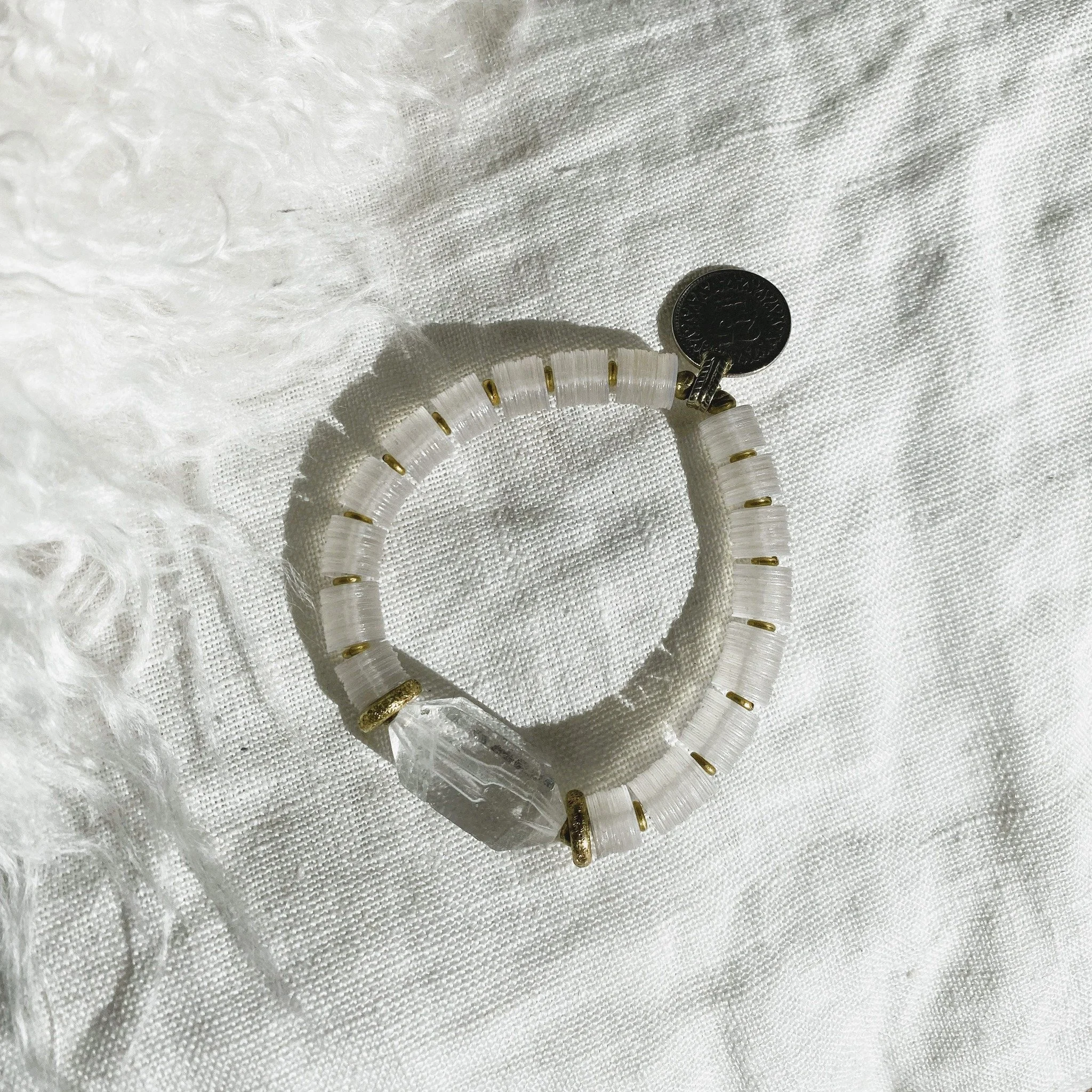 Das Leben ist laut.
Und manchmal so schnell, dass wir vergessen,
wohin unsere Reise eigentlich f&uuml;hren soll.

Deshalb: trage dein Lieblingsst&uuml;ck. Jeden Tag.
Es soll dich t&auml;glich beim Anblick daran erinnern, wohin du willst.

Wenn du es 