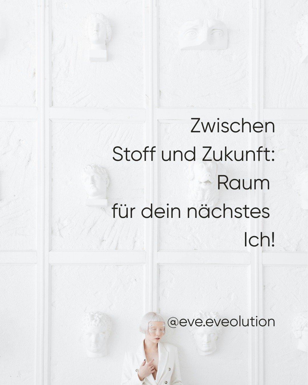 Stell dir vor, dein Kleiderschrank w&auml;re kein Archiv&hellip;
sondern ein Ort, der dich jeden Morgen daran erinnert,
wer du wirst.
Jedes Teil darin w&uuml;rde dich unterst&uuml;tzen.
Dich halten.
Dich sichtbar machen.
Denn was du tr&auml;gst, beei