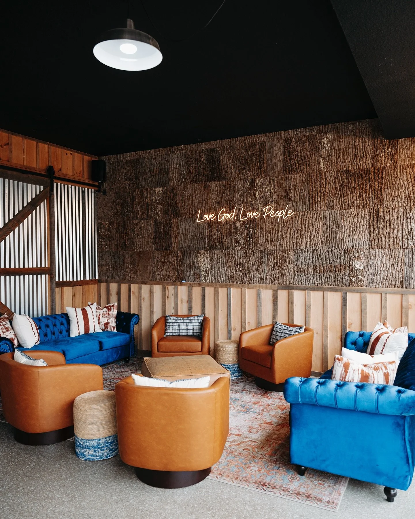 Bold, warm, and welcoming &mdash; this rustic eclectic space is all about comfort and connection. This was such a fun full service interior decorating project! ✨ Swipe to see the before! ➡️
🔗 Link in bio to shop these items! 

#RusticEclectic
#Eclec