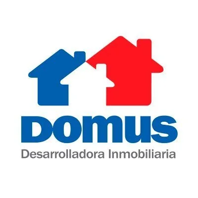 Logo con dos casas, una azul y una roja, y el texto 'domus' en azul y 'Desarrolladora Inmobiliaria' en gris.