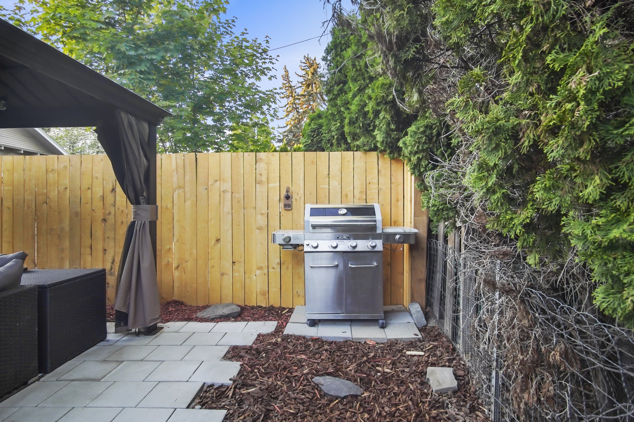 Full size propane grill with heat controls