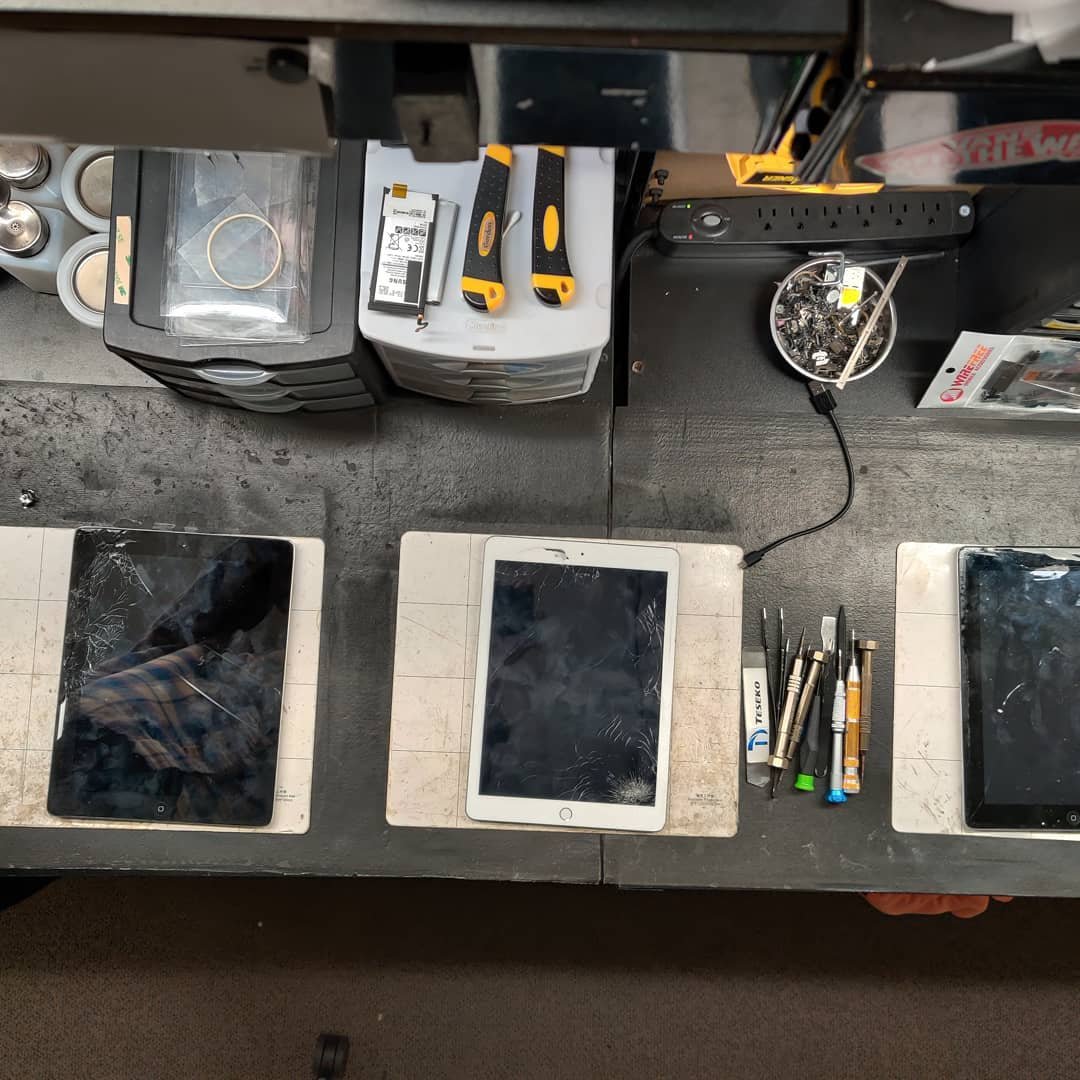 Line up for today ๐ ๏ธ๐ฆธ#iphone #repair #phone #help #fix #phonefix #phonerepair #screen #electronicrepair #electronics #techrepair #tech #lakewood #longbeach #ipad #screen #january #2020
