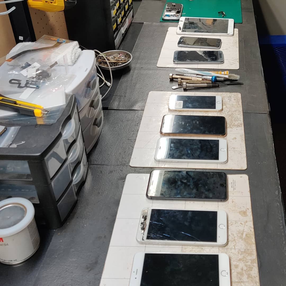 Line up for today ๐ ๏ธ๐ฆธ#iphone #repair #phone #help #fix #phonefix #phonerepair #screen #electronicrepair #electronics #techrepair #tech #lakewood #longbeach #ipad #screen #december