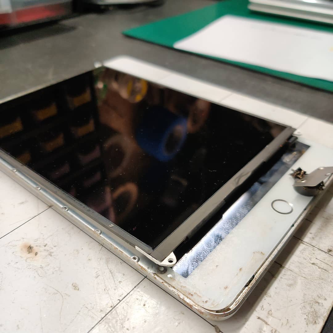 iPad LCD and Digitizer replacement Happy Black Friday ! #iphone #repair #phone #help #fix #phonefix #phonerepair #screen #electronicrepair #electronics #techrepair #tech #lakewood #longbeach #ipad #screen #novemeber #blackfriday