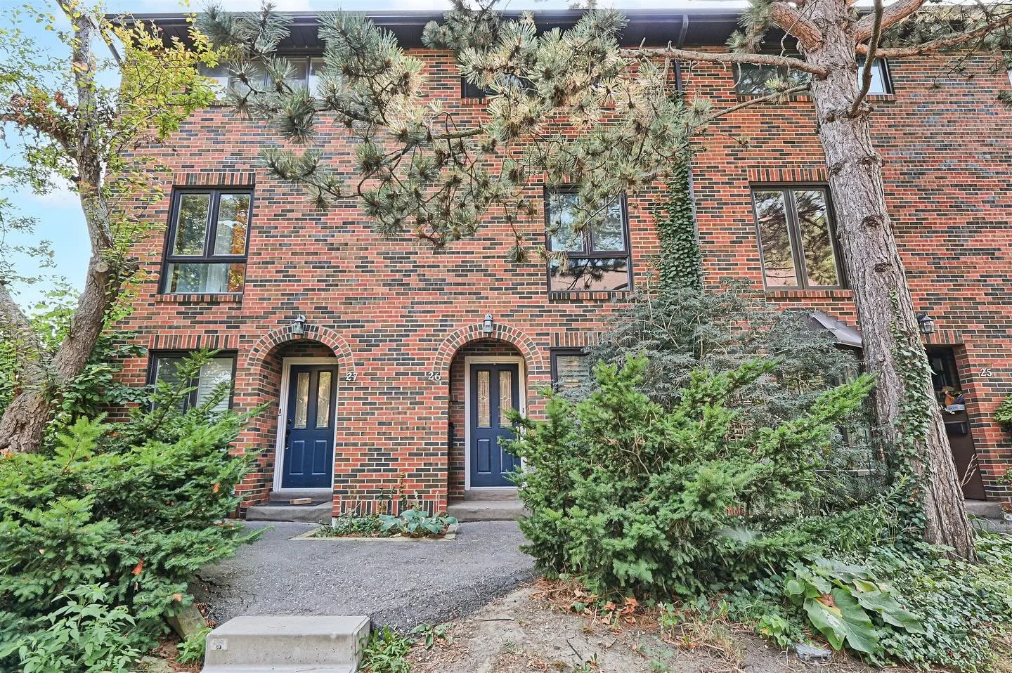 Just Listed! 30 Livingston Rd.TH26📍Welcome to Guildwood Lakeside Village! Enjoy Life by The Lake in This Charming 4 🛏️ Townhouse Located in a Sought-After, Family-Friendly Community. With Approx. 1,665sqft of Space Spread Across Three Spacious Leve