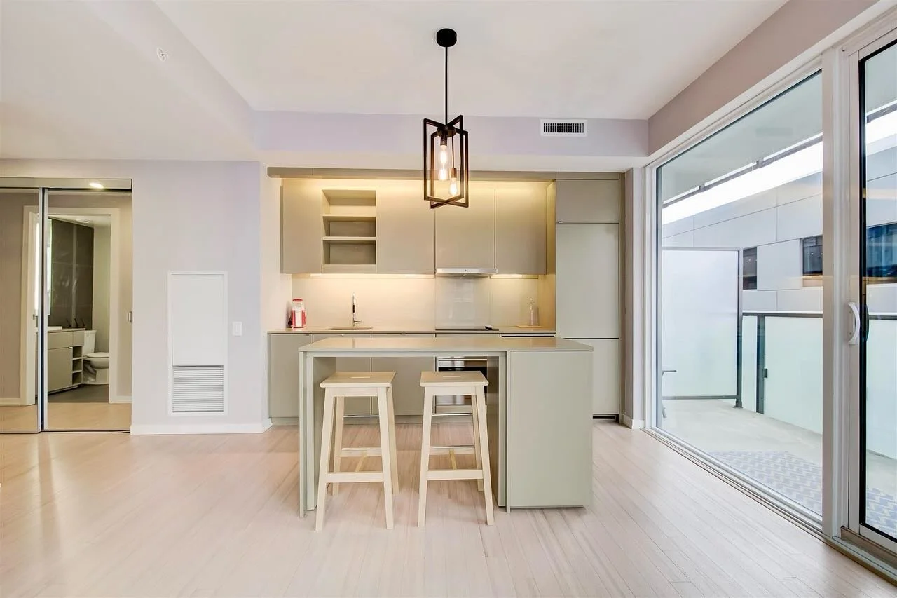 ✨ Just Listed! ✨
Welcome to 101 Peter Street 📍
🛏 1 Bedroom + Study Corner Suite with 607 sq.ft. of living space + a 105 sq.ft. balcony! 🌇

🪟 Floor-to-ceiling windows for tons of natural light
🍳 Modern kitchen with center island
📚 Versatile den/