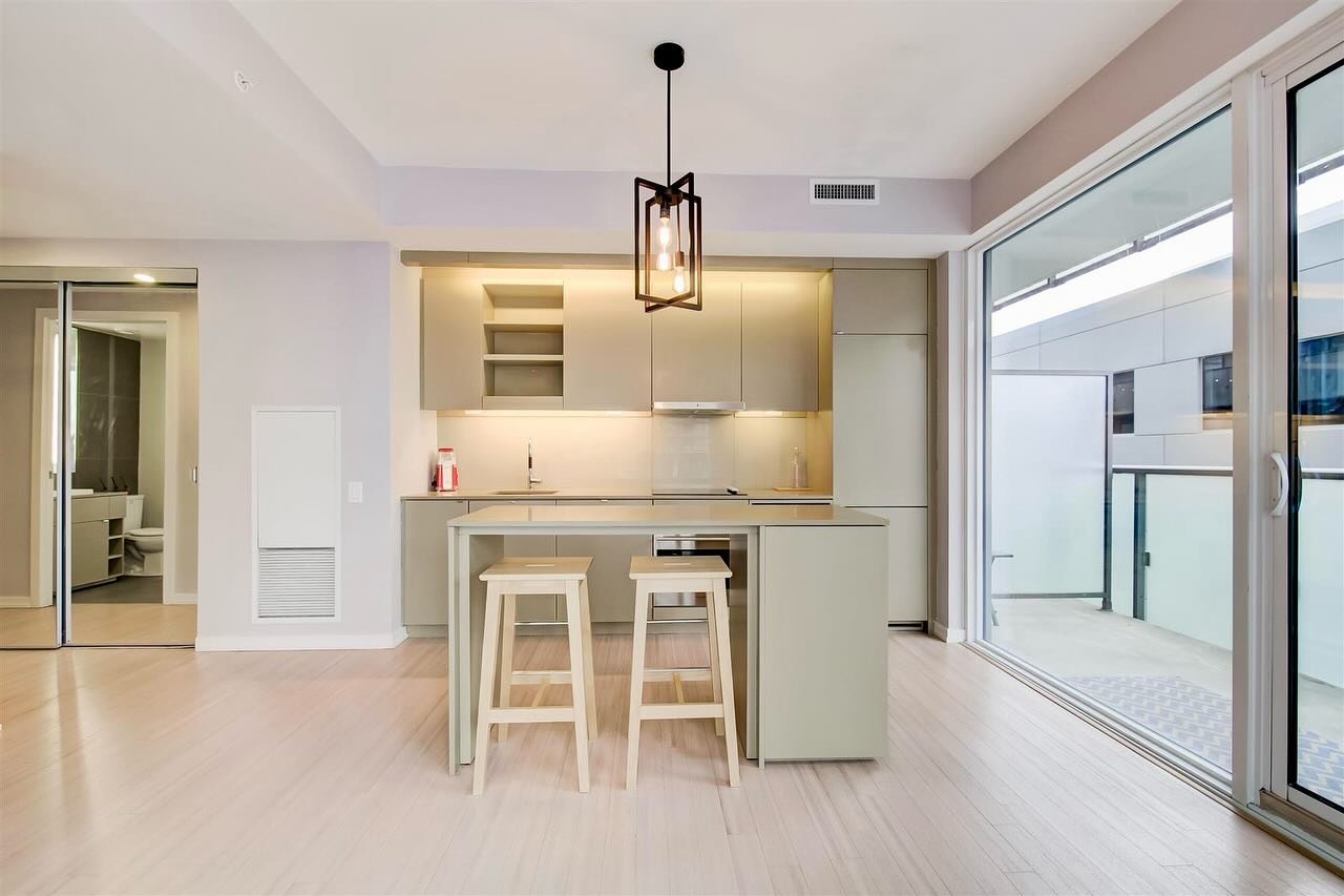 ✨ Just Listed! ✨
Welcome to 101 Peter Street 📍
🛏 1 Bedroom + Study Corner Suite with 607 sq.ft. of living space + a 105 sq.ft. balcony! 🌇

🪟 Floor-to-ceiling windows for tons of natural light
🍳 Modern kitchen with center island
📚 Versatile den/