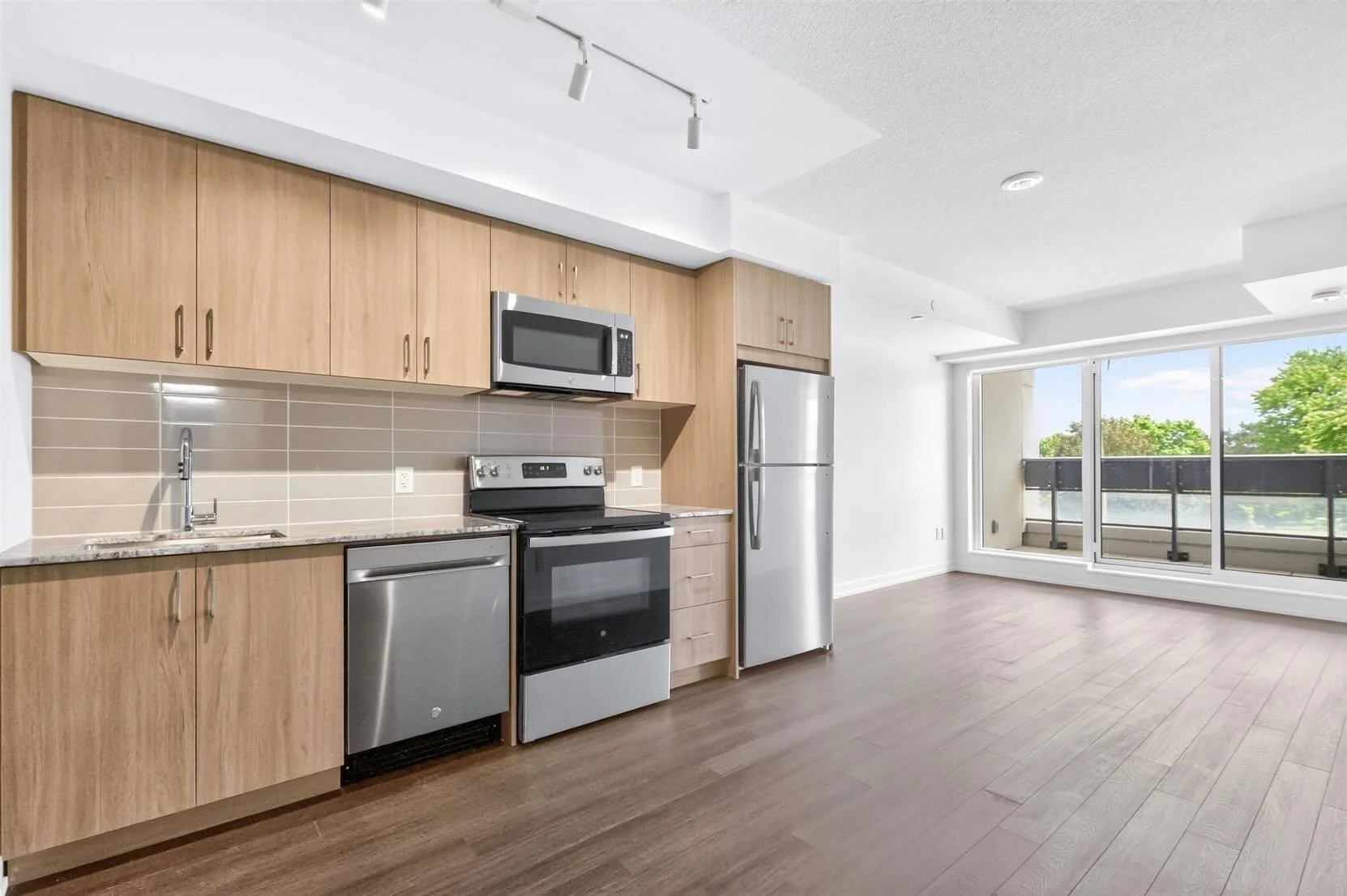 🏙️ Just Listed | 4010 Eglinton Ave W
✨ Welcome To Urban Luxury At Notting Hill Condos! Be The First To Call This Spectacular 2-Bedroom Plus Den Suite Home. The Spacious "Ladbroke" Floor Plan Offers Approximately 819 Sq. Ft. Of Thoughtfully
