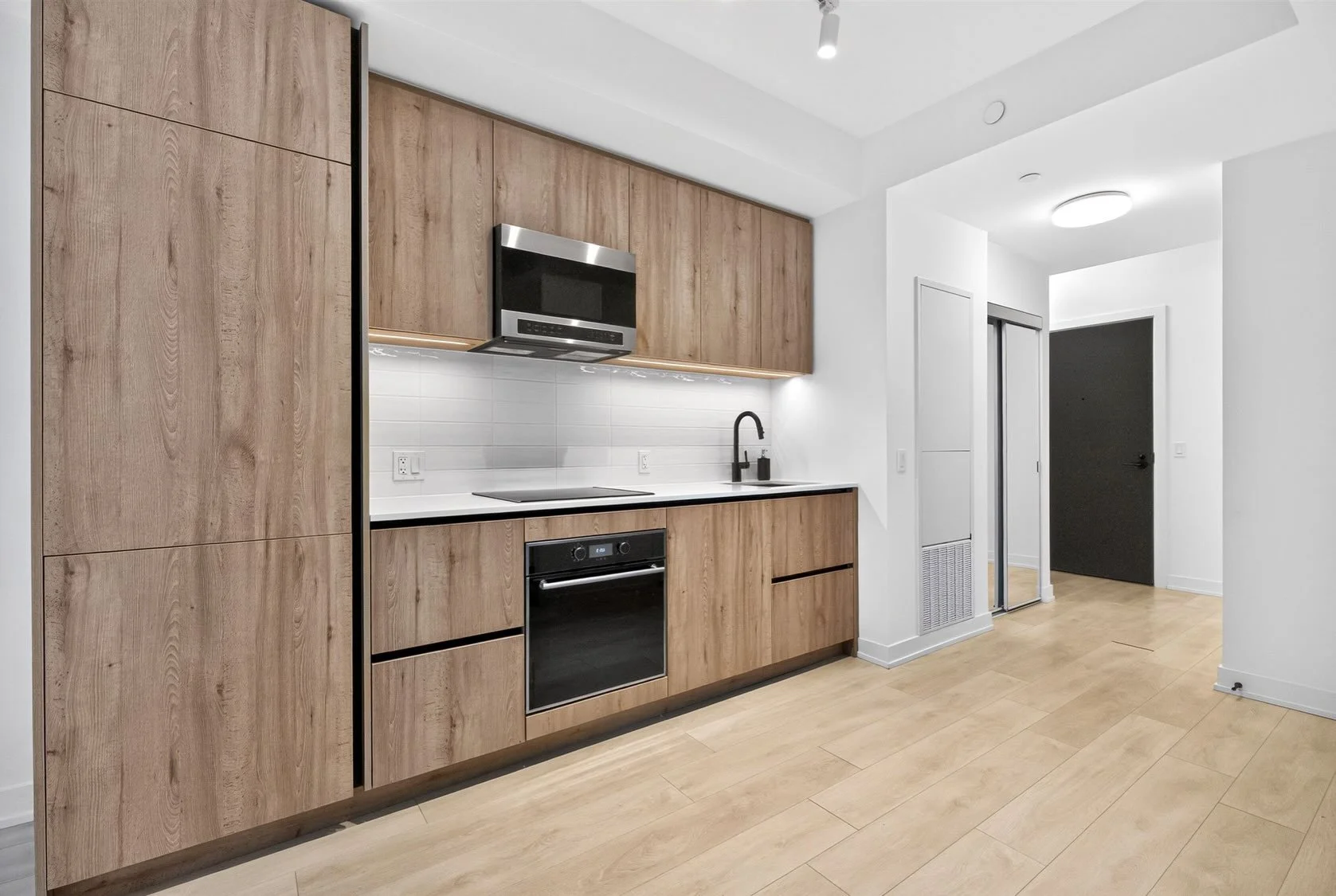 🏙️📍127 Broadway Ave, Toronto

✨ Welcome to Suite 1106 at Line 5 Condos &mdash; Midtown living at its finest.

Start your day with a coffee and your favourite morning read on your private balcony overlooking the pool and terrace, offering a resort-s