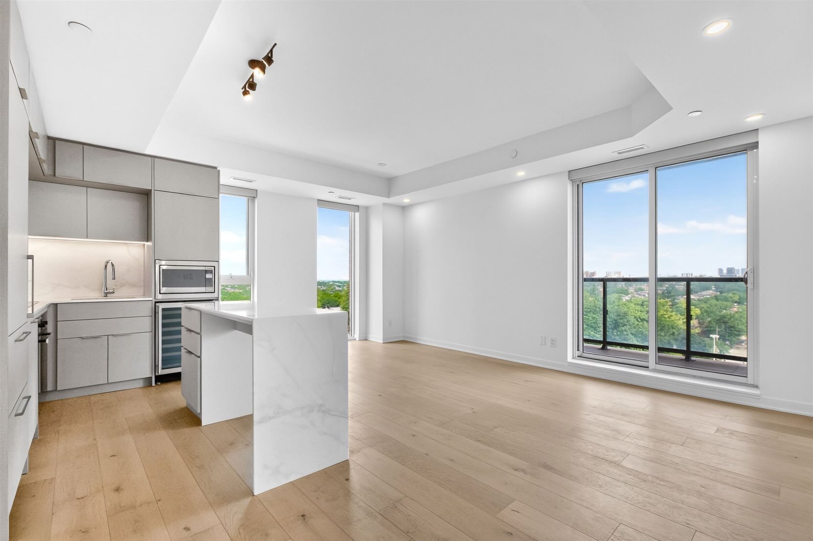 leased -📍Unit 1101 &ndash; 185 Alberta Ave, Toronto
Welcome to this beautifully appointed 3-bedroom corner suite in a boutique building in the heart of St. Clair Village. Featuring wide-plank engineered hardwood floors, automated Hunter Douglas wind