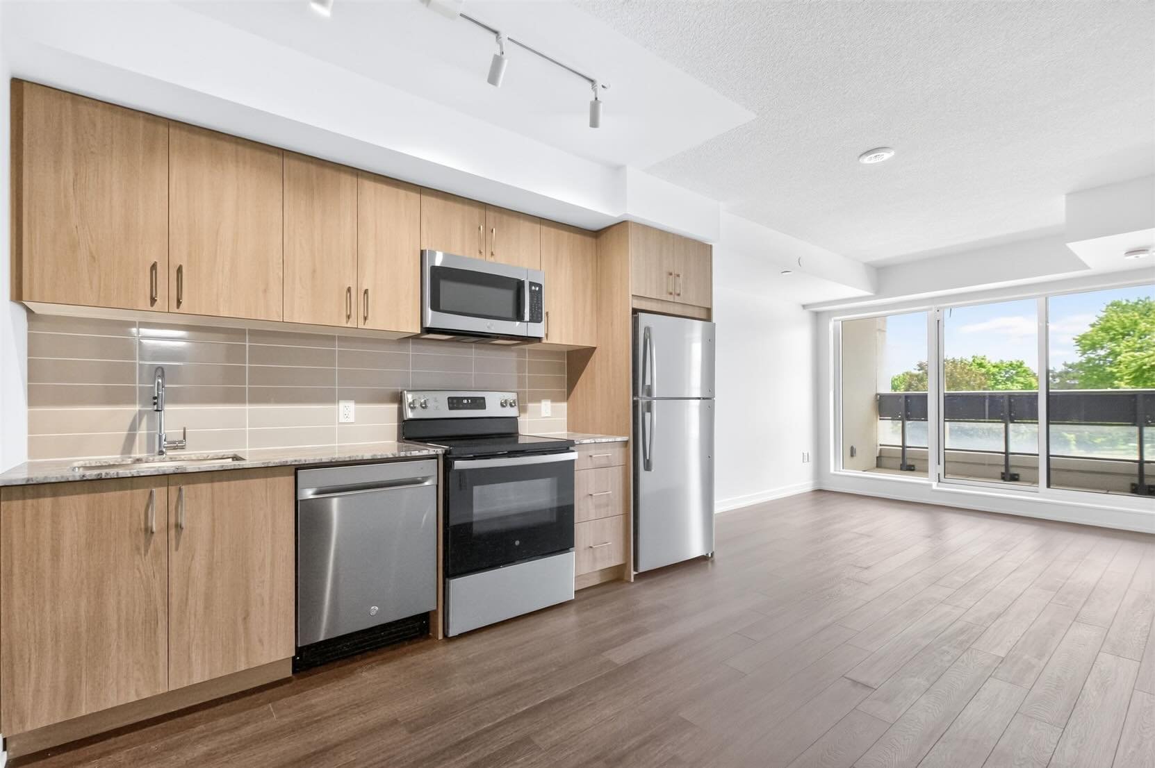 🏙️ Just Listed | 4010 Eglinton Ave W
✨ Welcome To Urban Luxury At Notting Hill Condos! Be The First To Call This Spectacular 2-Bedroom Plus Den Suite Home. The Spacious "Ladbroke" Floor Plan Offers Approximately 819 Sq. Ft. Of Thoughtfully