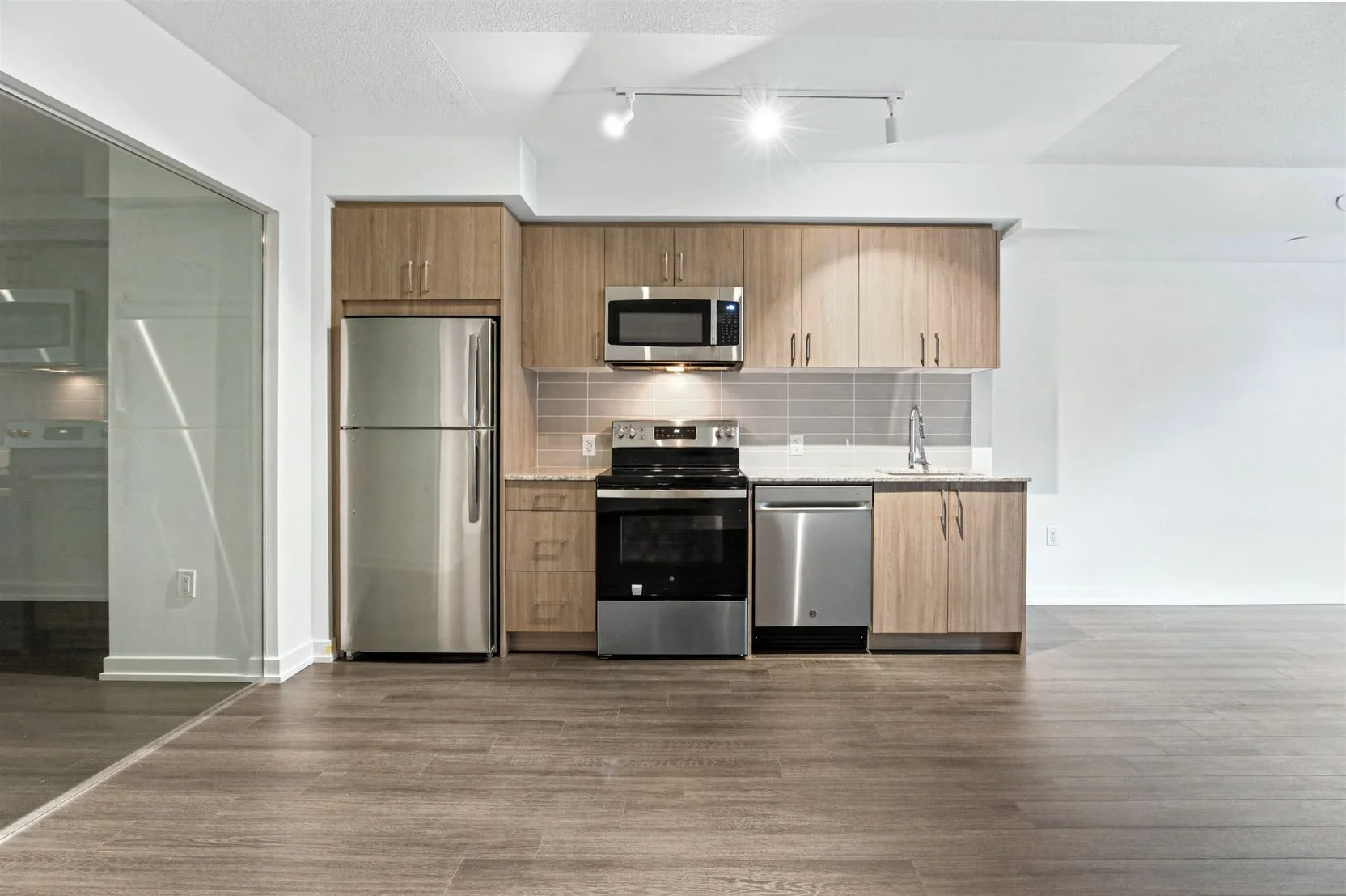 🚨 JUST LISTED 🚨
✨ 4010 Eglinton Ave W, Unit 311, Toronto ✨
🏷️ Price: $2,650 / month
🛏️ 2 Bedrooms + Den | 🚿 2 Bathrooms
📐 Lancaster Floor Plan (approx. 800 sq. ft. of modern living space)
🚗 1 Underground Parking Spot Included!&nbsp;

Be the ve