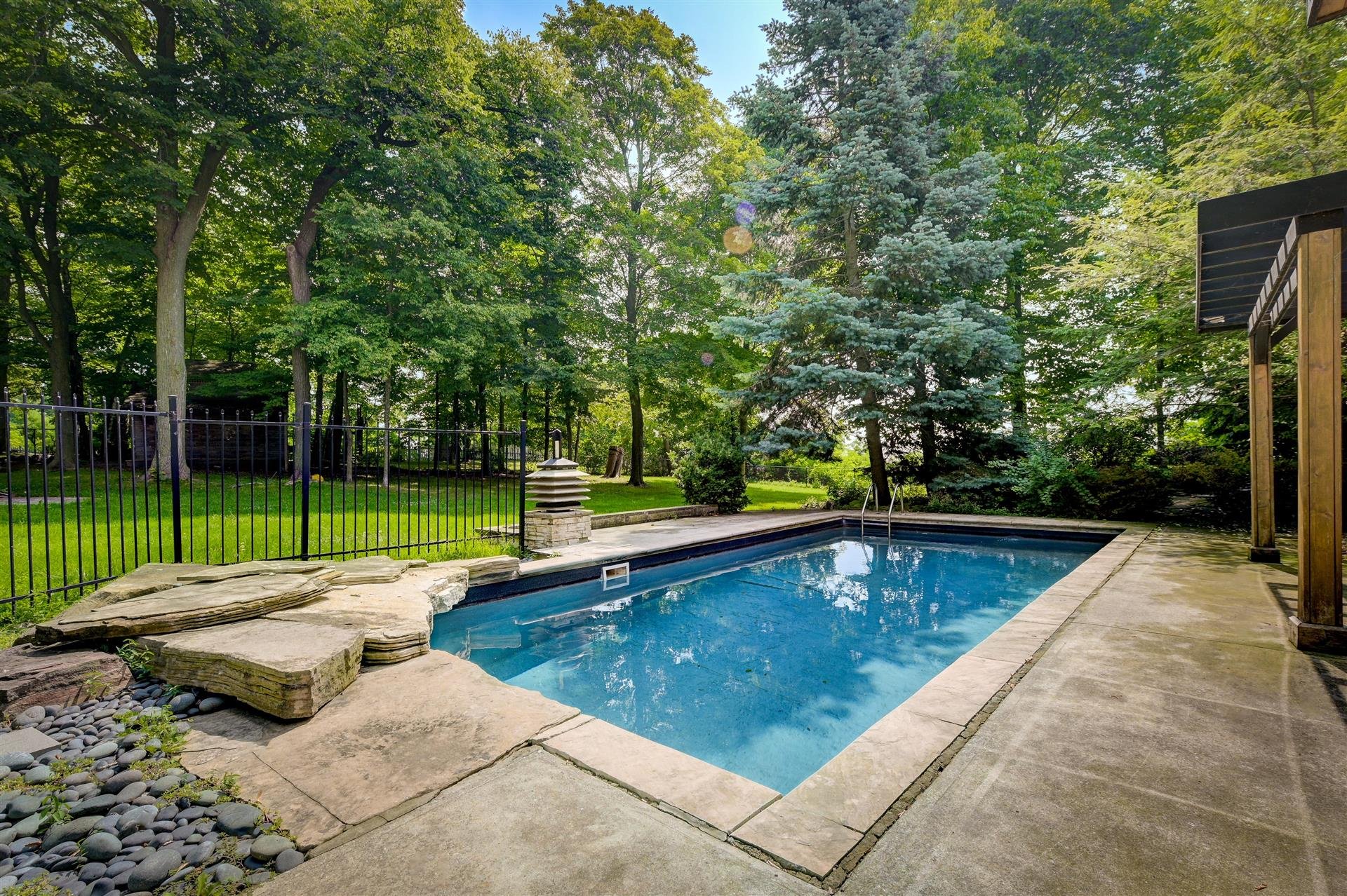 Leased - 5 Lakehill Cres, Toronto