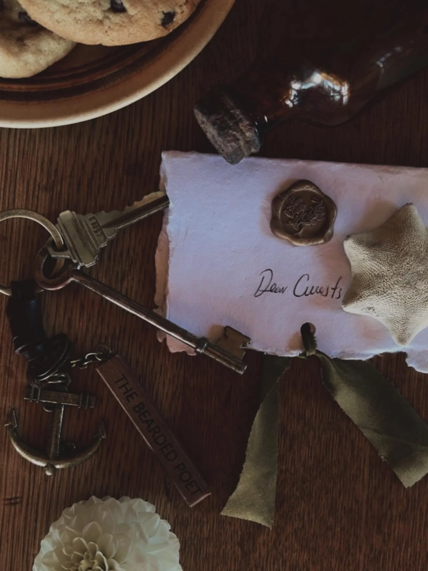 Little notes and homemade cookies, fresh cut flowers and eggs straight from the coop. You may feel a long way from home, but homely is the word you will use when you arrive. 😌