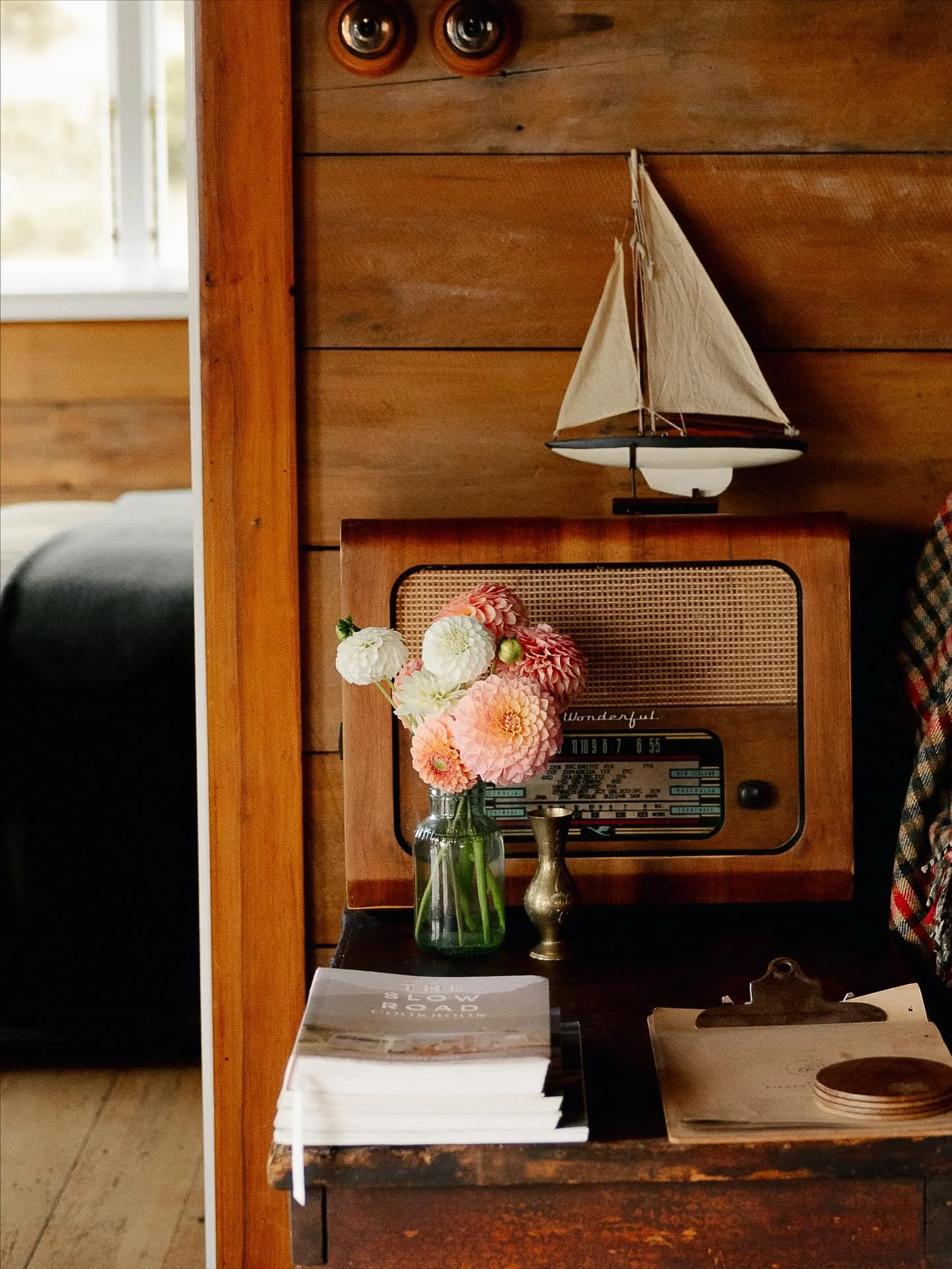 It&rsquo;s that time of the year, the Dahlia&rsquo;s are popping up!! Which means it won&rsquo;t be long until I will be cutting fresh flowers for guests to swoon over in the hopes that they bring as much joy as they do for me. 🥰🌸🌺

📷 1-5 @kellys