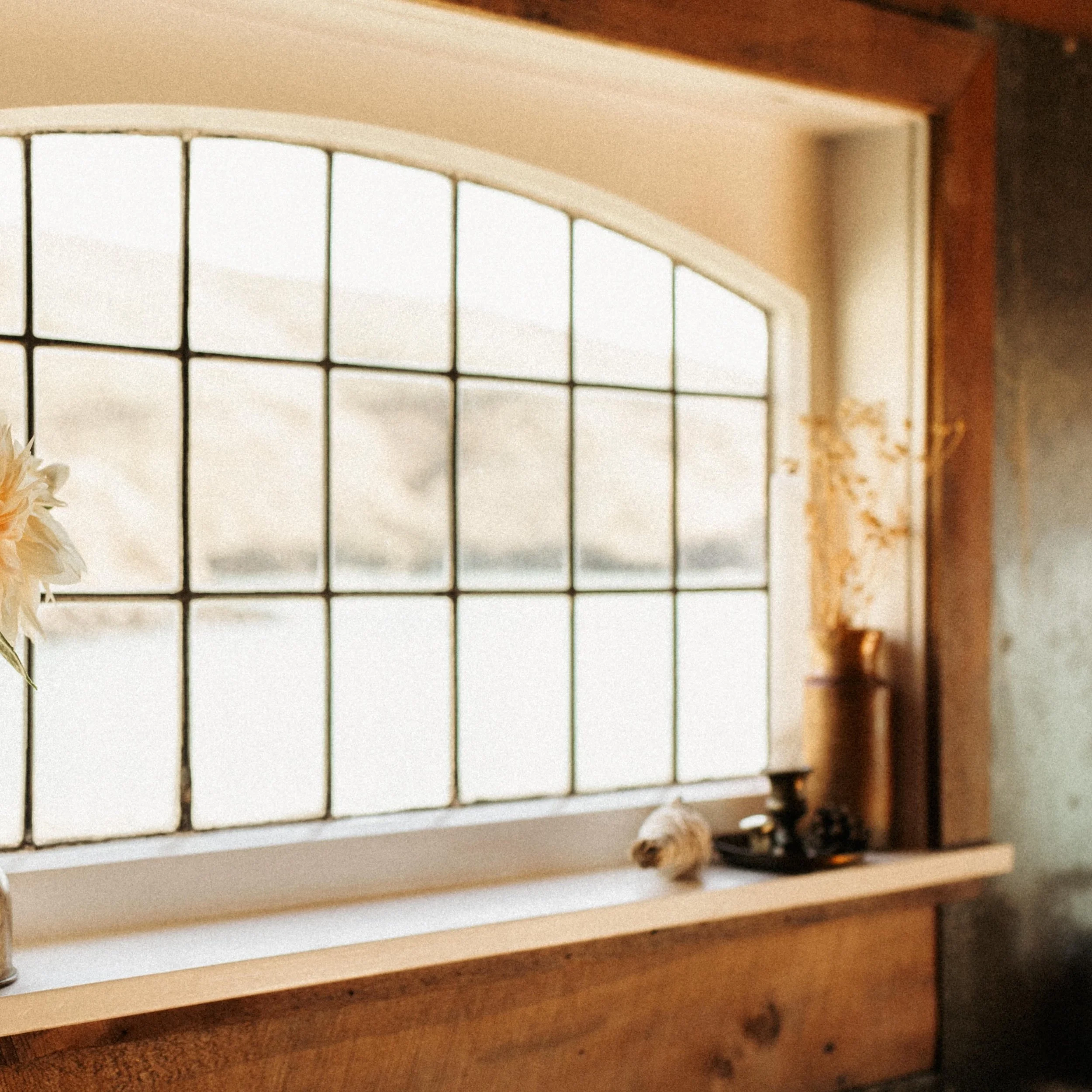 Cosy corners, endless views, rugged hills and salty seas. Who do you picture yourself here with? #thebeardedpoet 🧡🤎🧡

@lauriemarechalphotography