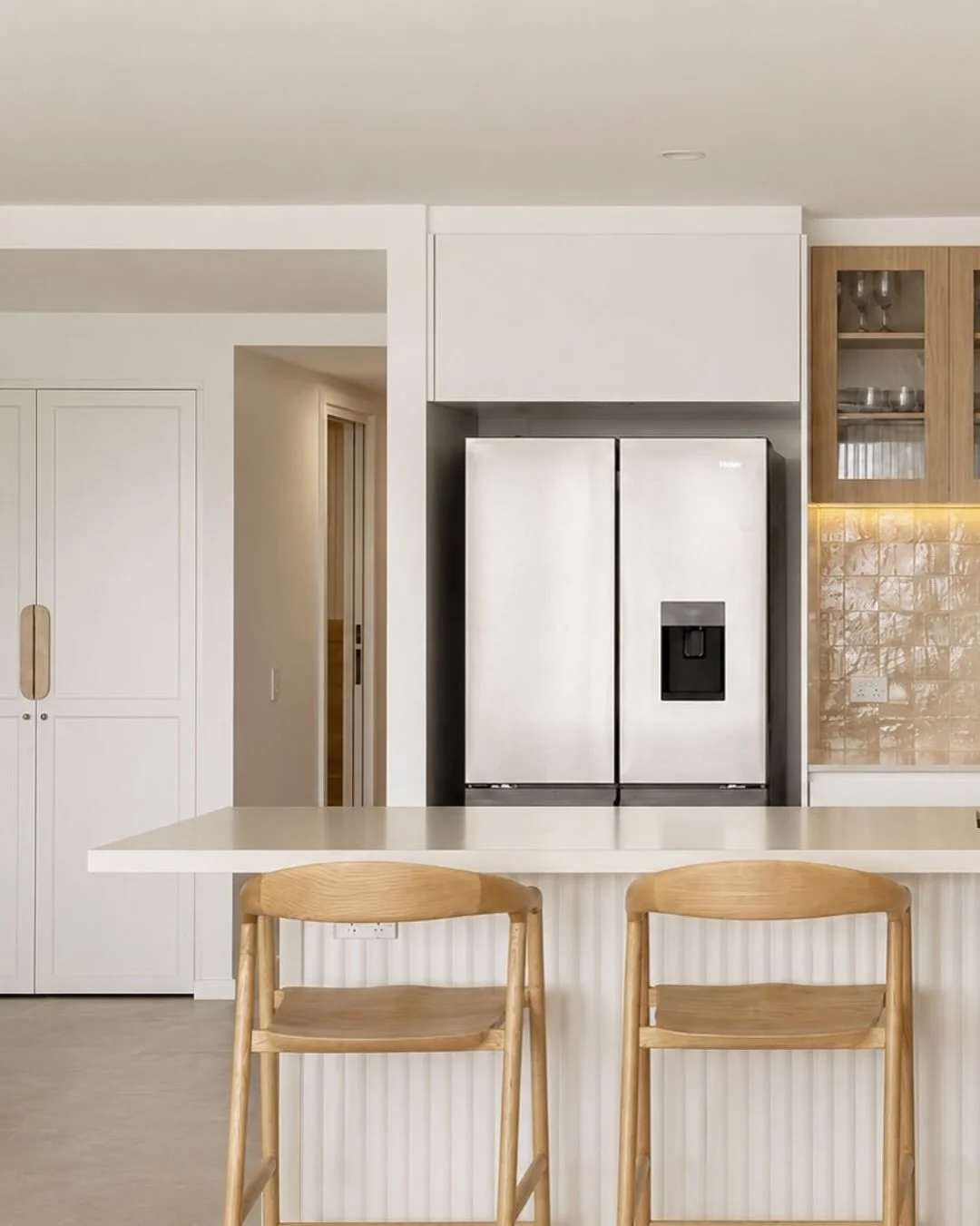 SUNSHINE BEACH 

An elevated coastal residence.

POLYTEC &mdash; Boston Oak, Woodmatt
DULUX 2PAC &mdash; Snowy Mountain Quarter
LO &amp; CO &mdash; Dot Travertine Handle Large
BLUM &mdash; AVENTOS HK, CLIP top BLUMOTION, TANDEMBOX antaro WITH BLUMOTI