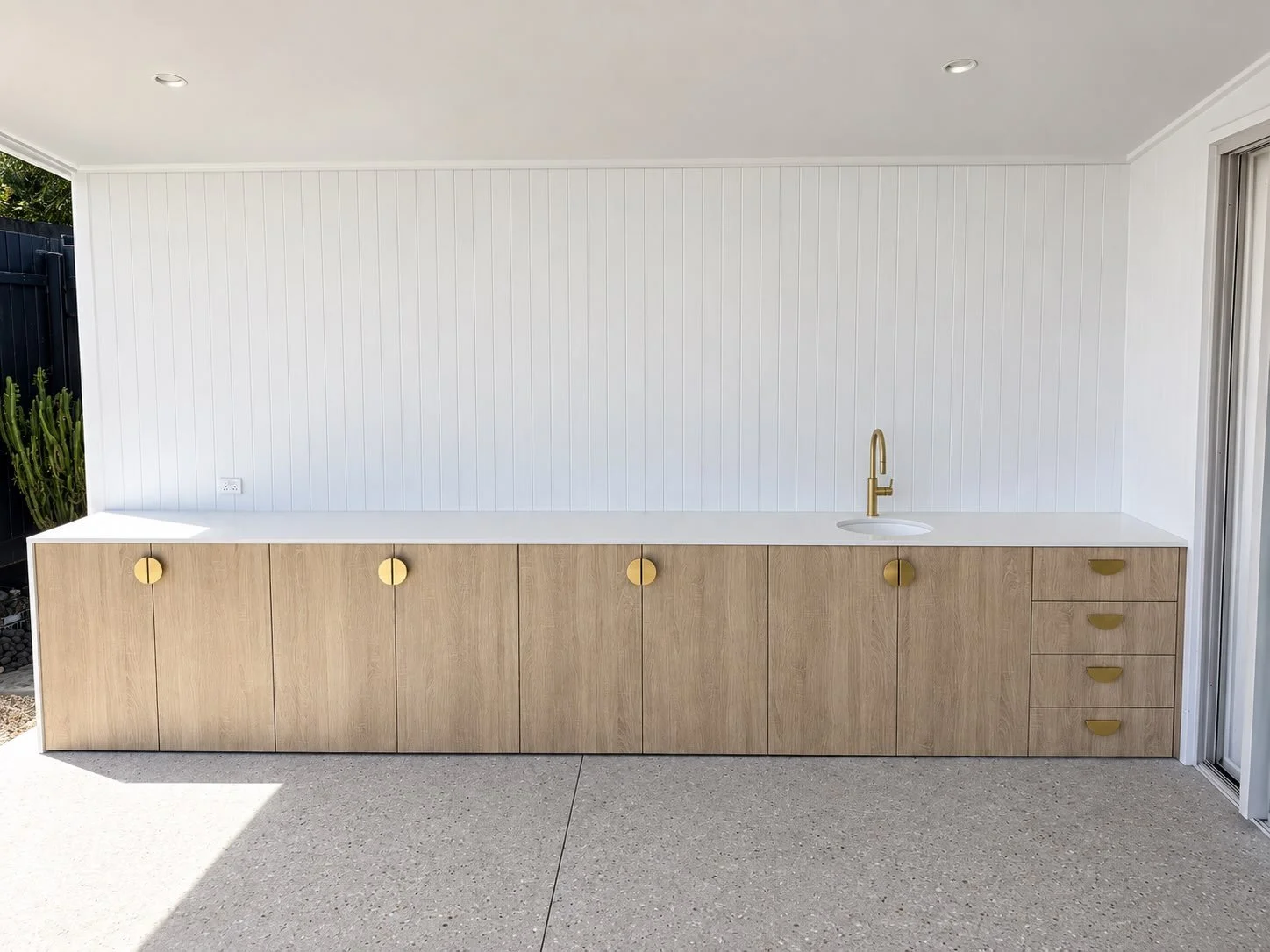 MARCUS BEACH &mdash; BBQ AREA

CABINETRY &mdash; @egr_decor StyleLex Blonde Oak
STONE &mdash; @betterstoneaus Truffled White Plus