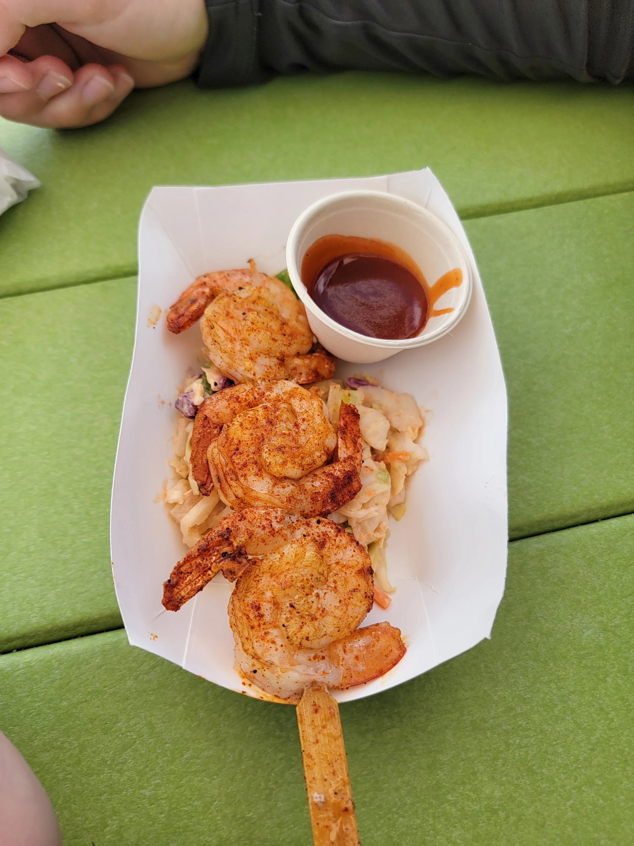 Shrimp skewers with sauce